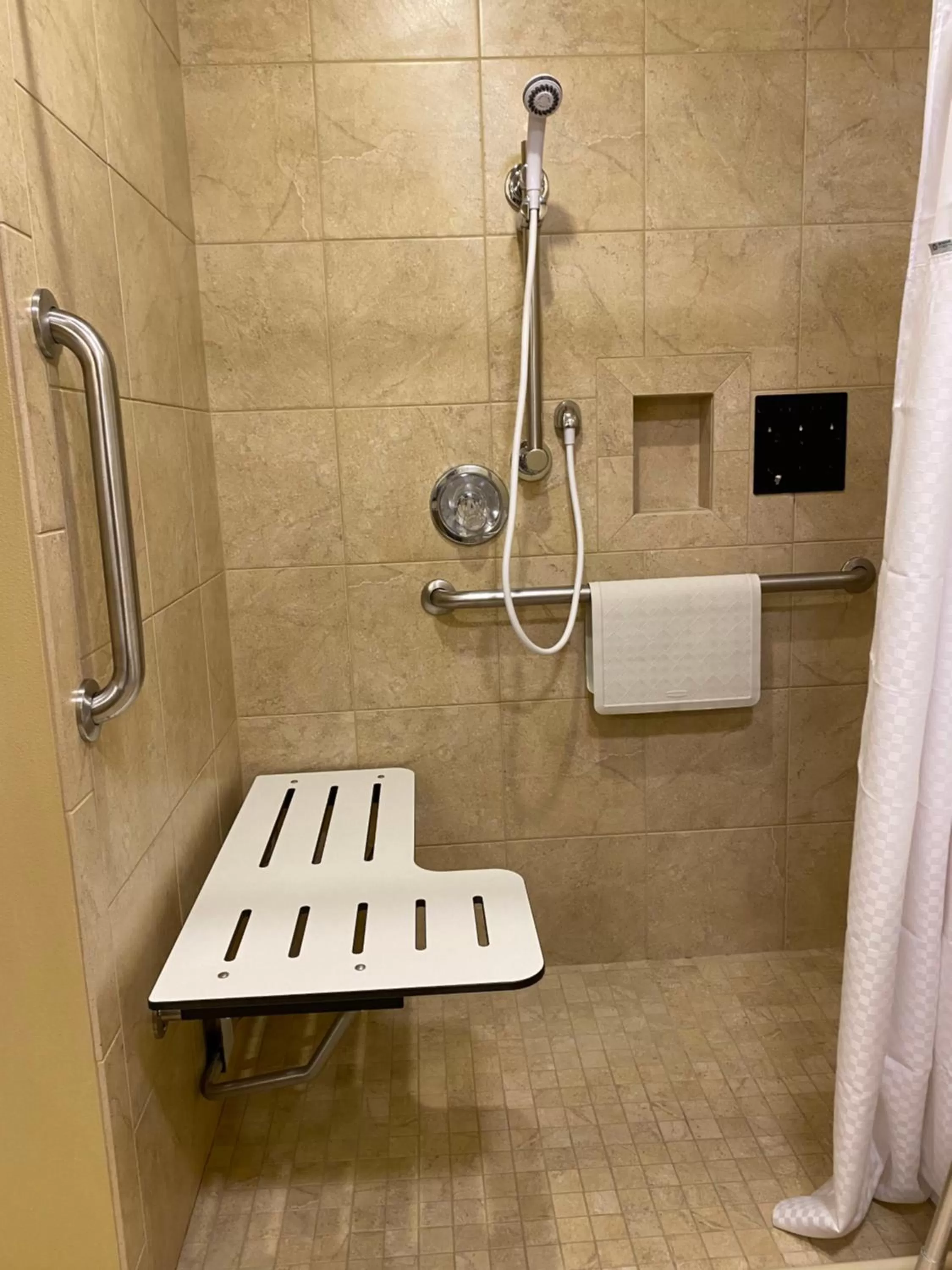 King Room with Roll-in Shower - Mobility Access/Non-Smoking in Wingate by Wyndham Mount Vernon