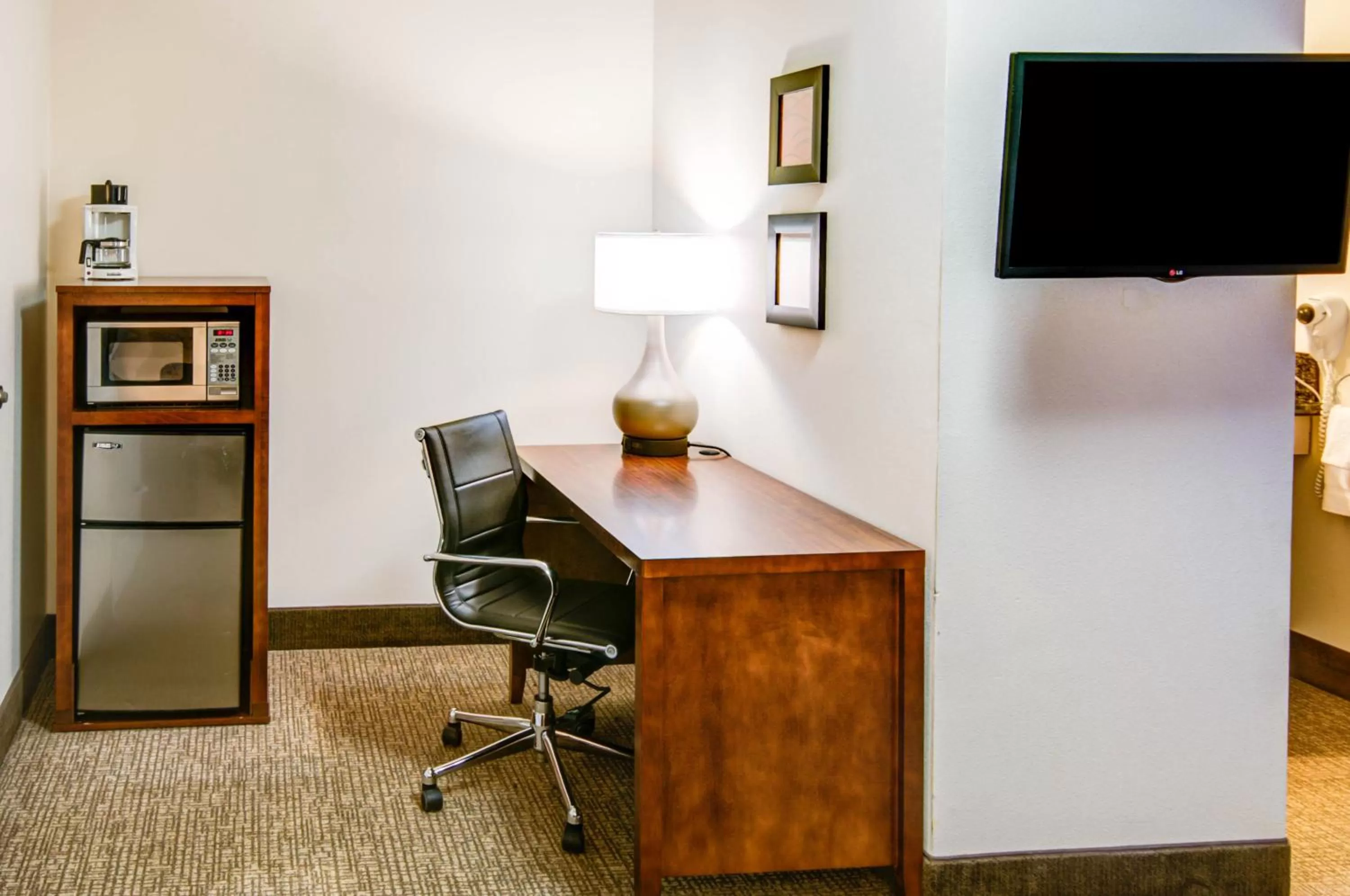 Standard King Room with Balcony - Non-Smoking in Comfort Inn Redding Near I-5