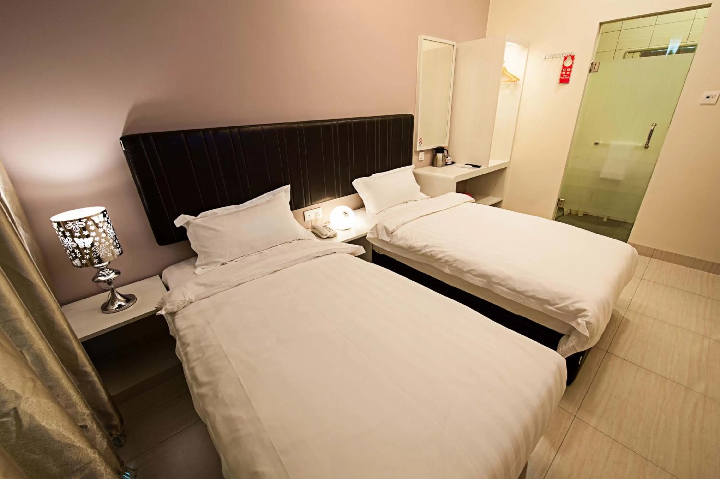 Standard Twin Room without Window in Seven Hotel