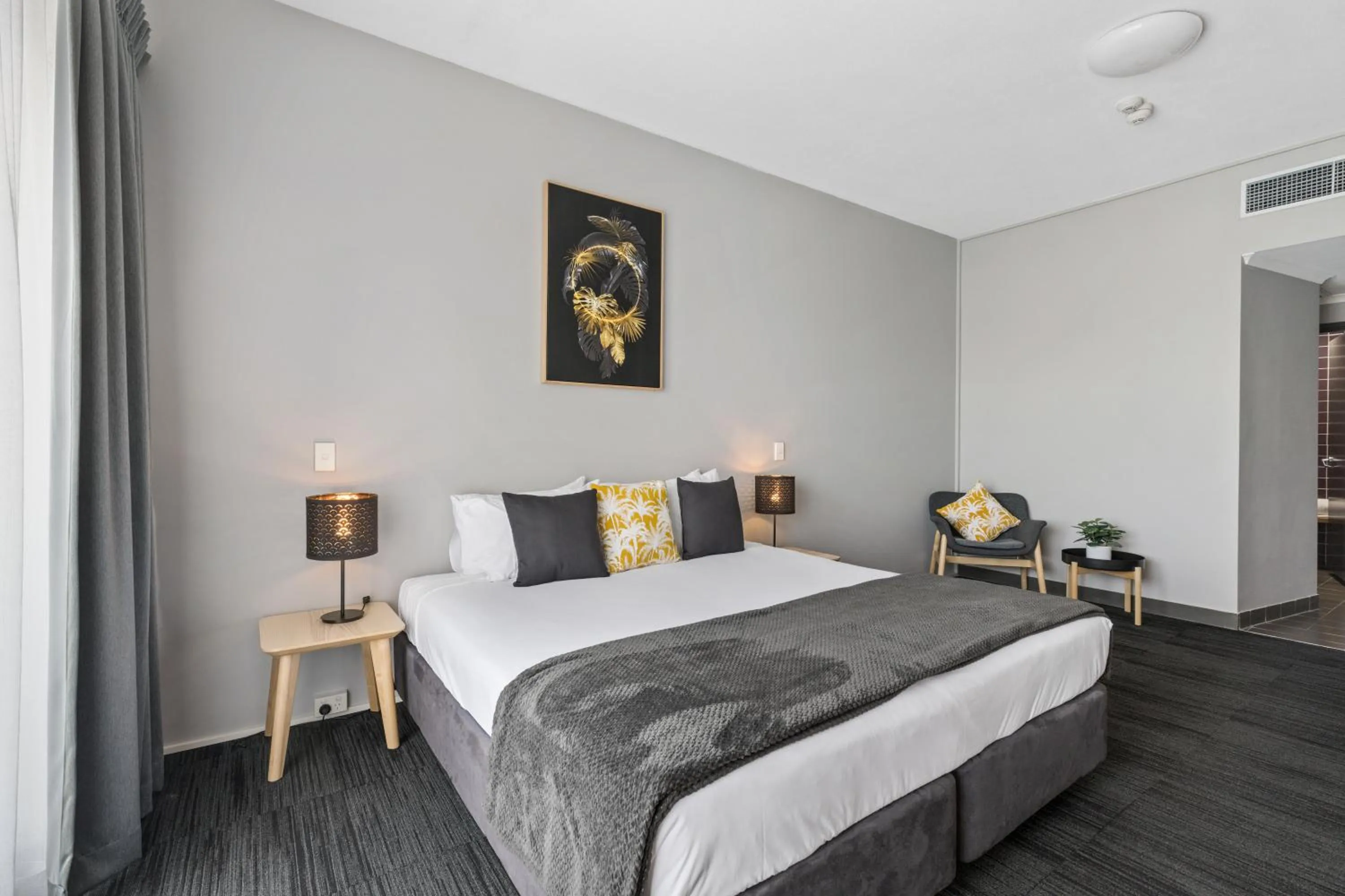 Standard King Room with Private Bathroom in Gilligan's Hotel & Resort Cairns