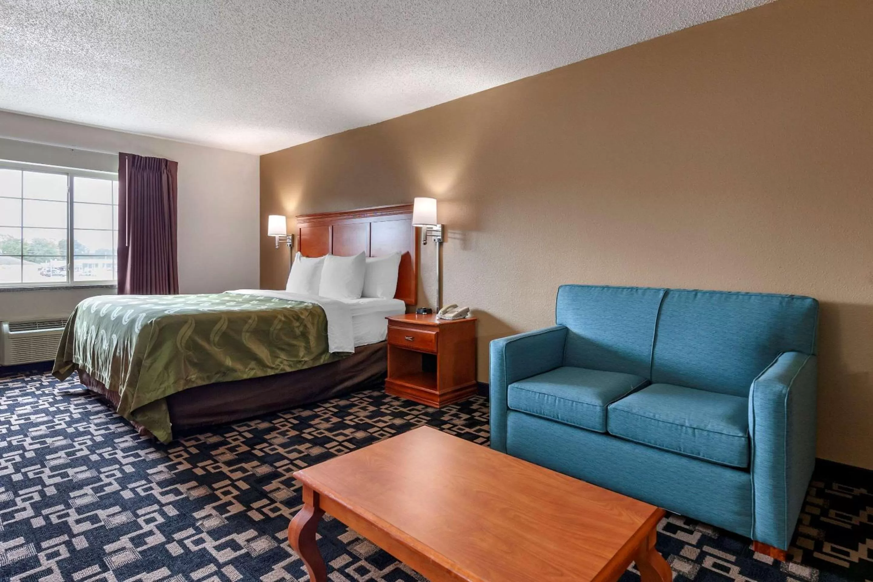 King Suite with Hot Tub - Non-Smoking in Quality Inn Redgranite