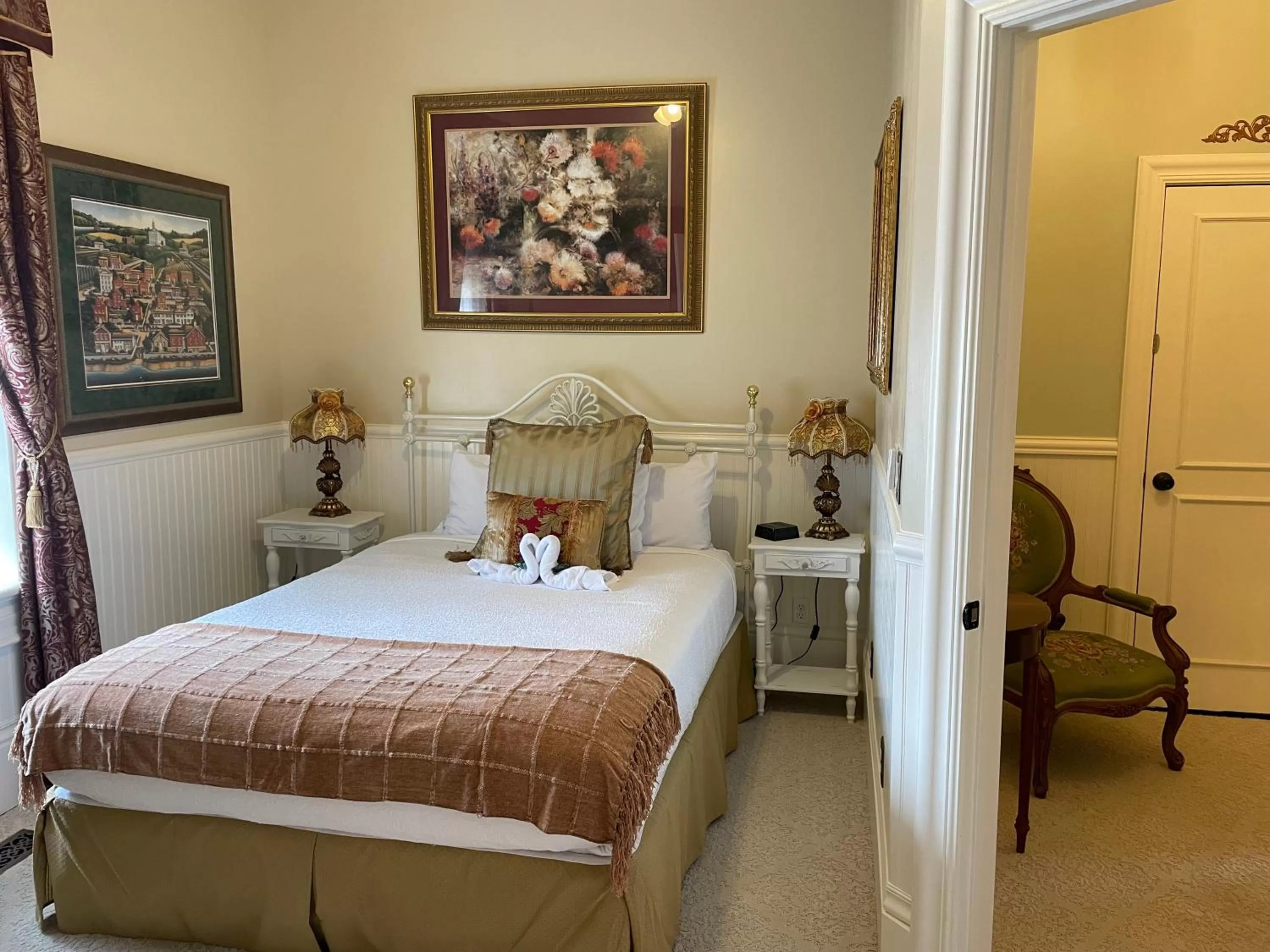 Queen Suite with Spa Bath in Heber Senator Bed and Breakfast