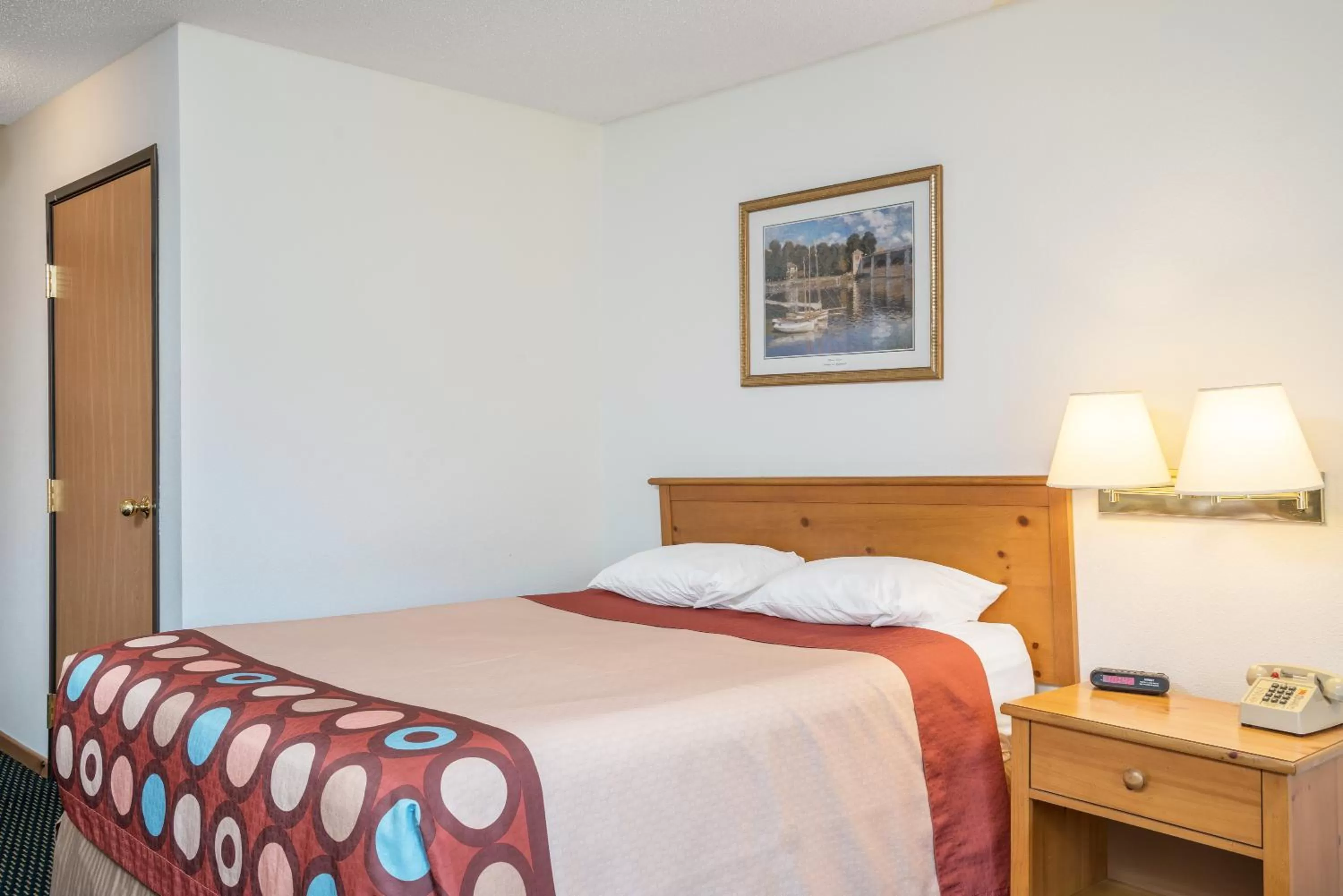 Deluxe Queen Room - Non-Smoking in Super 8 by Wyndham Phillips