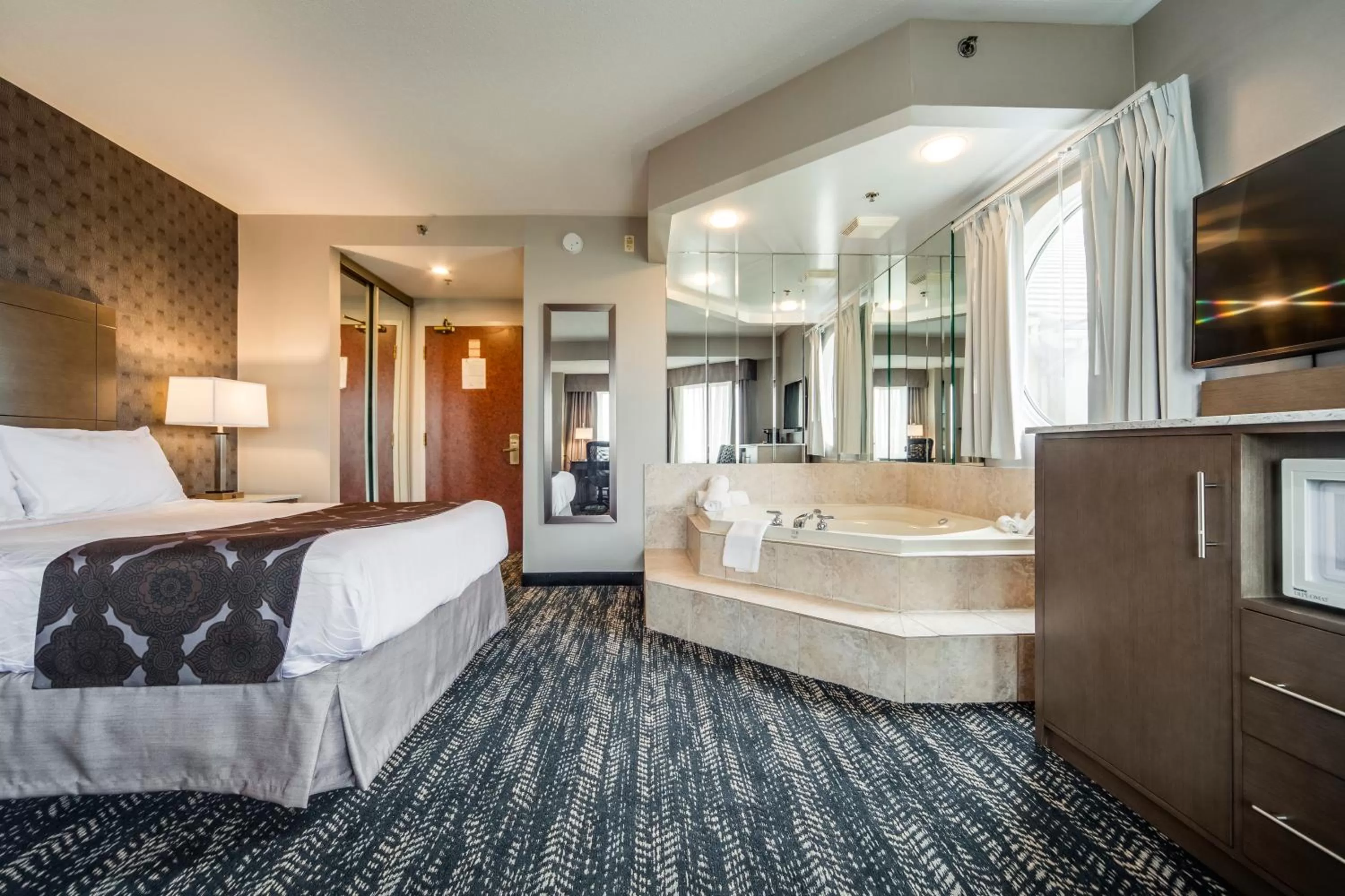 Queen Suite with Jetted Tub in Monte Carlo Inn Brampton