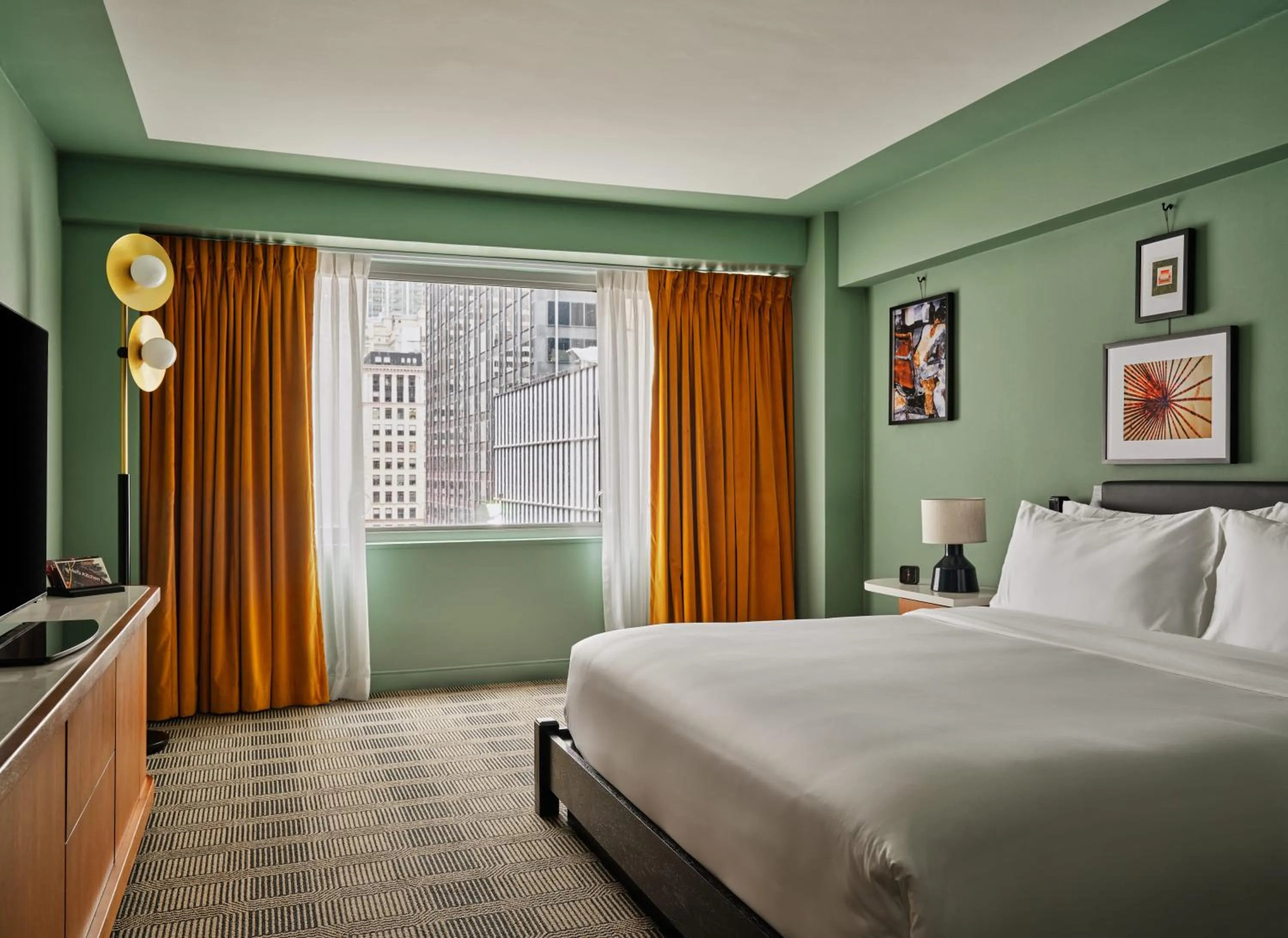 King Room with Roll-In Shower - Disability Access in Romer Hell's Kitchen