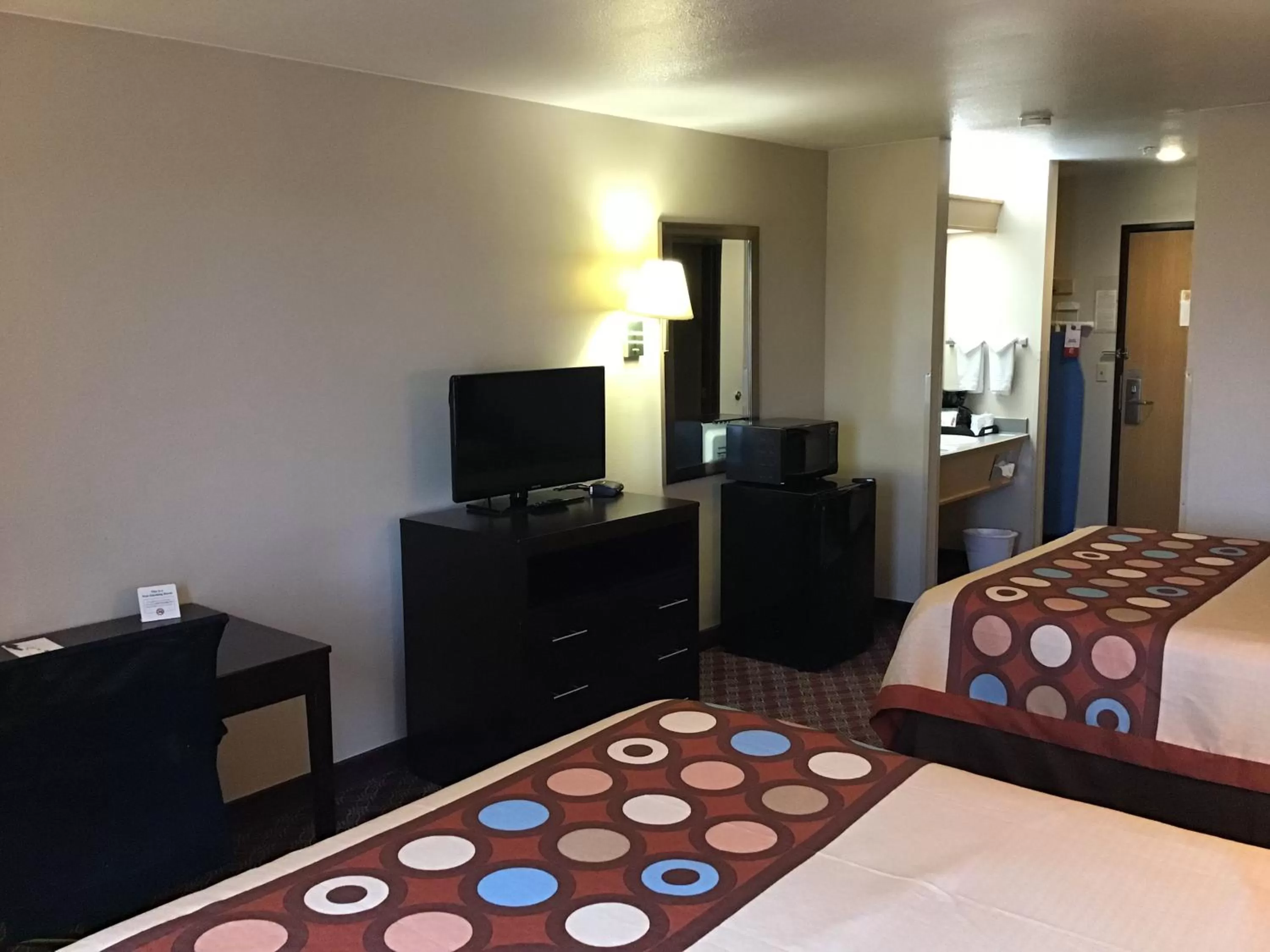 Queen Room with Two Queen Beds - Non-Smoking in Super 8 by Wyndham Heyburn