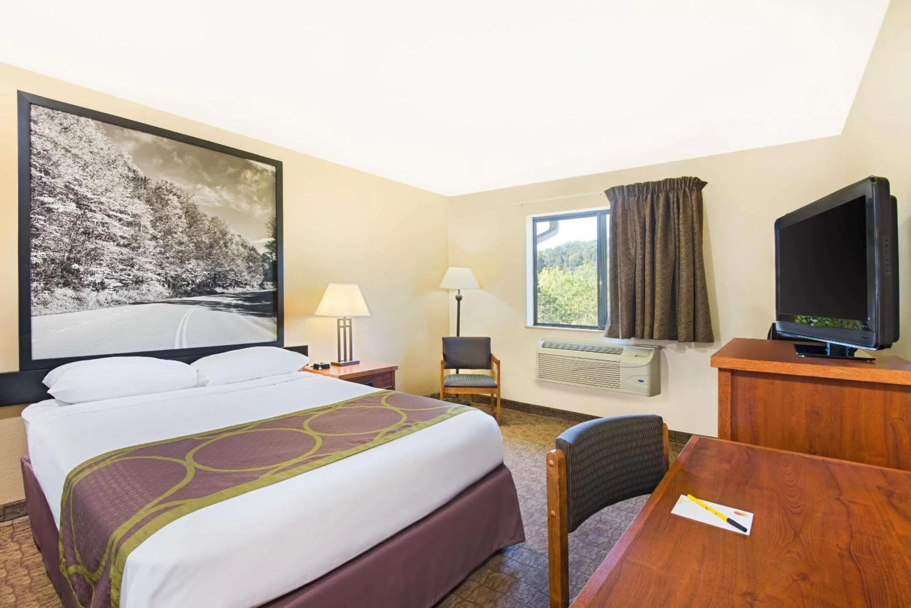 Queen Room - Non-Smoking in Super 8 by Wyndham Ripley