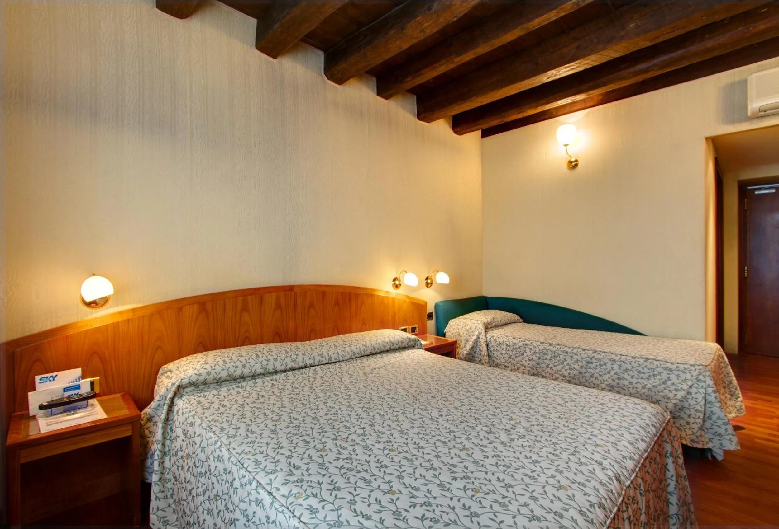 Triple Room in Hotel Corot