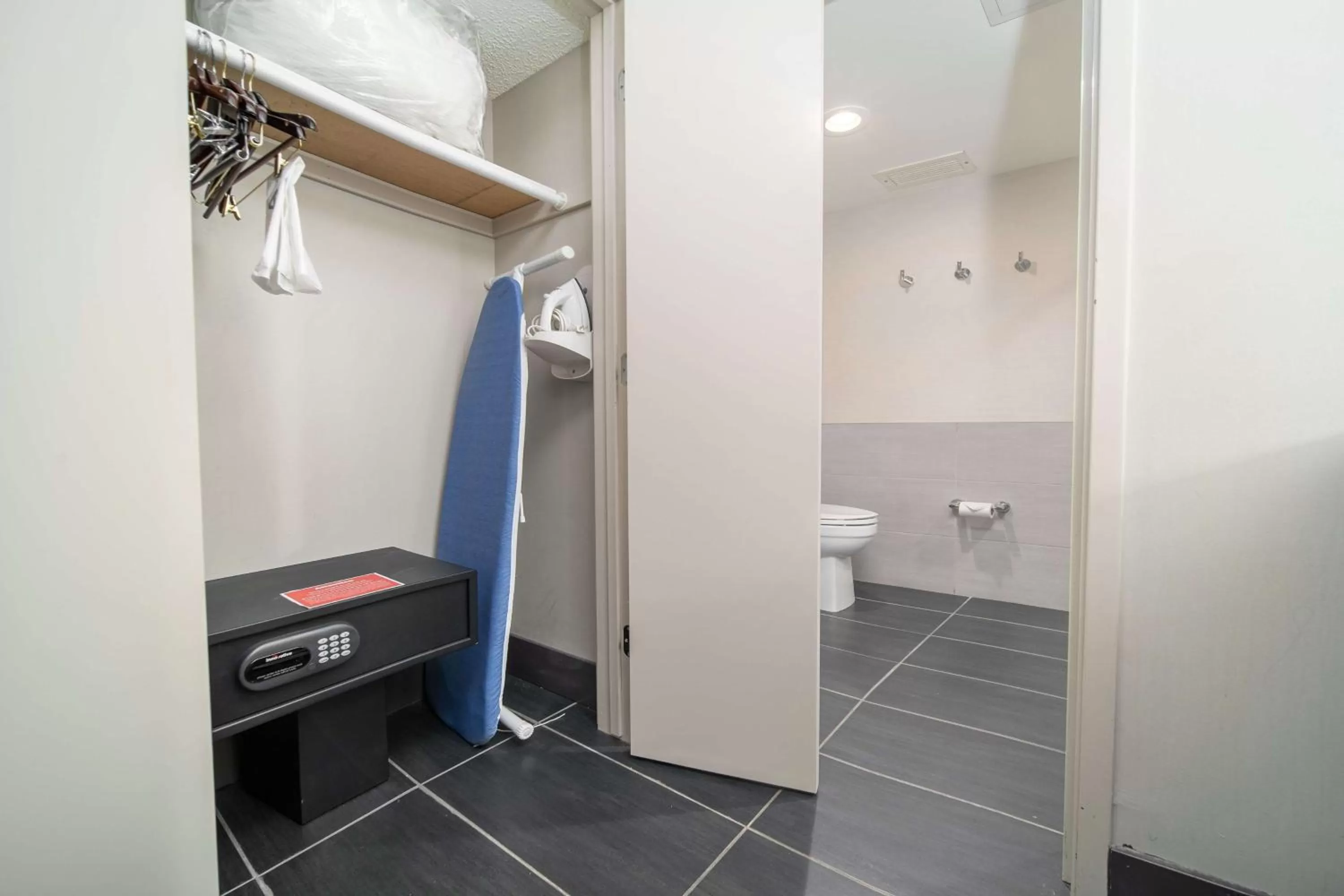 King Room with Kitchenette in DoubleTree by Hilton Racine Harbourwalk