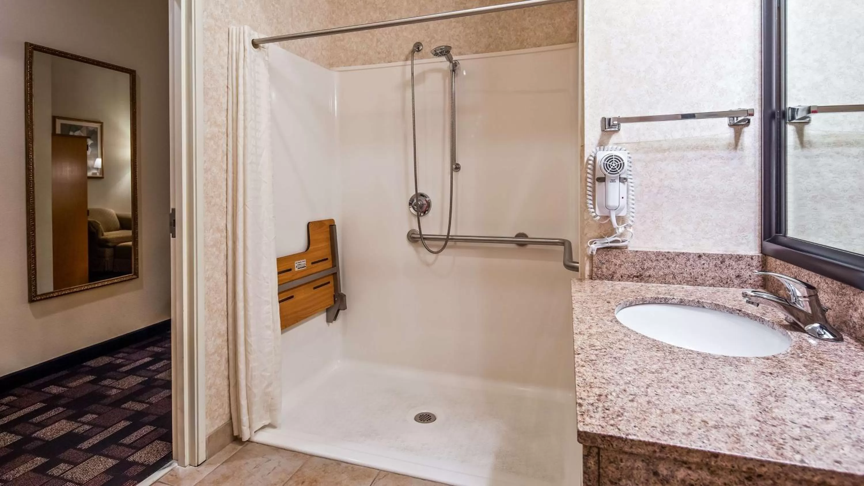 King Room with Roll-in Shower - Disability Access/Non-Smoking in Best Western Longview