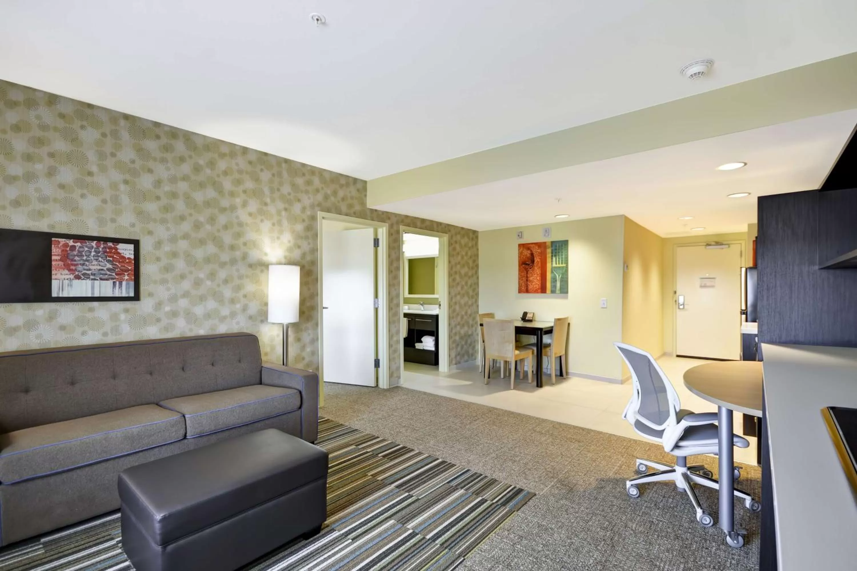 Queen Suite - Hearing Access/Non-Smoking in Home2 Suites By Hilton Oswego