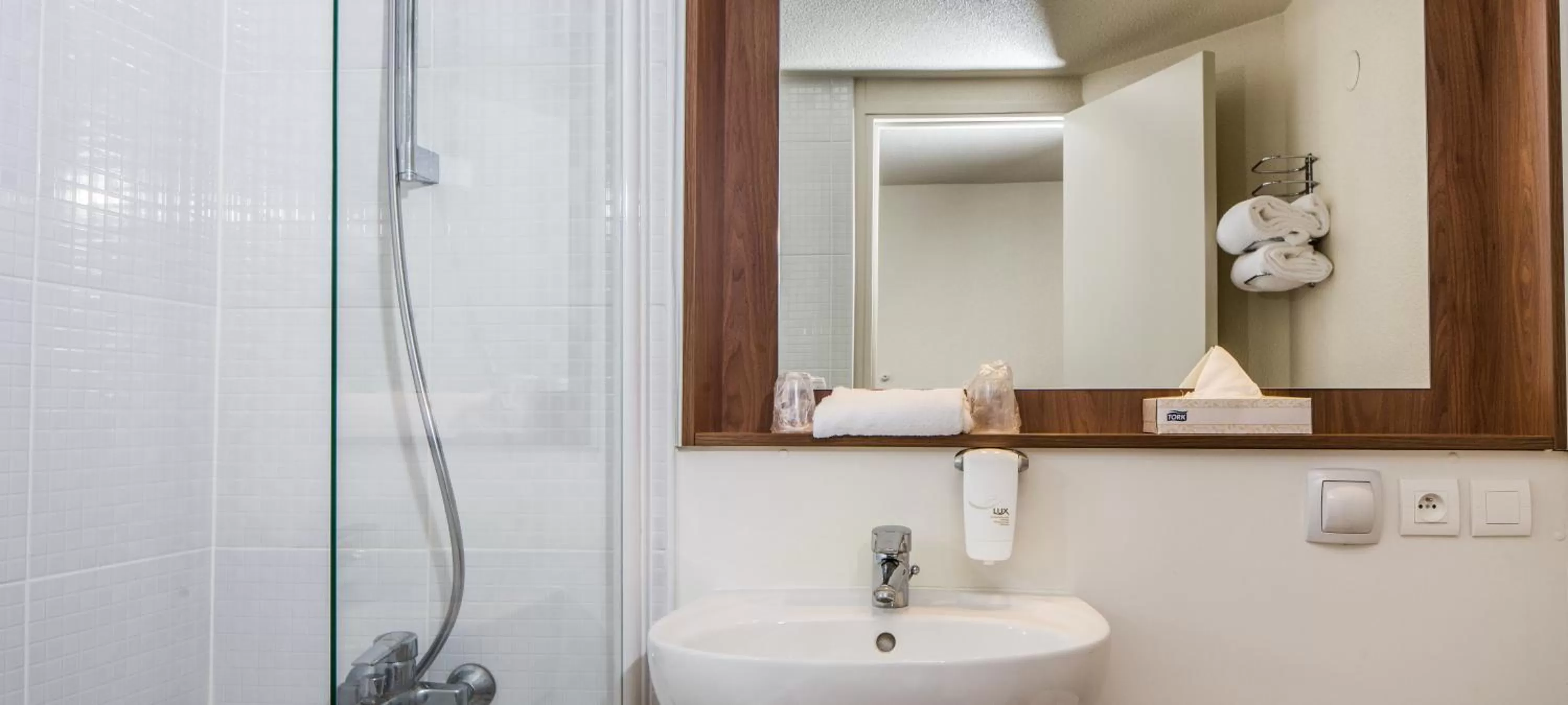 Triple Room (1 Double Bed + 1 Single Bed) in Kyriad Montargis Amilly