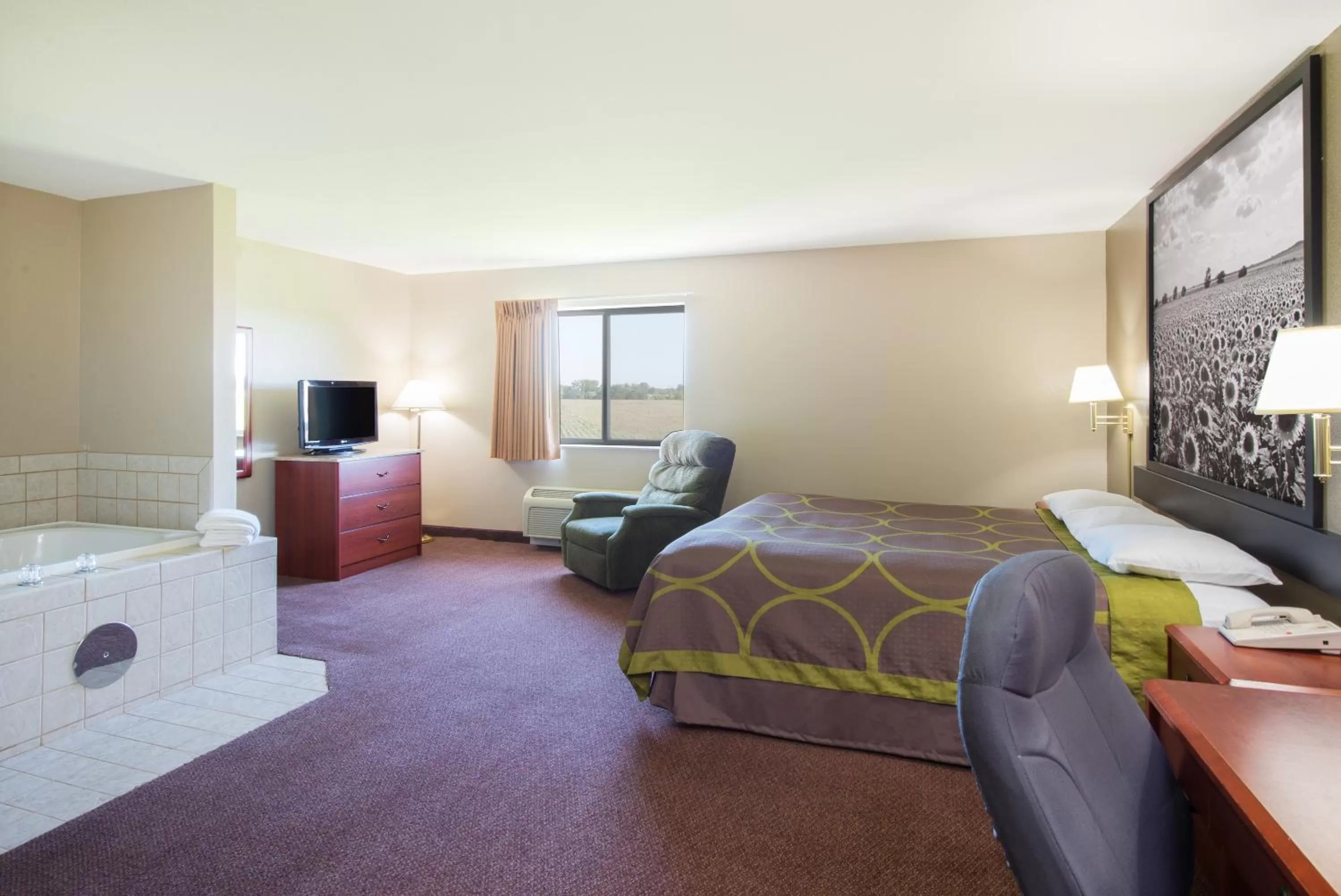 King Suite - Non-Smoking in Super 8 by Wyndham Iola KS