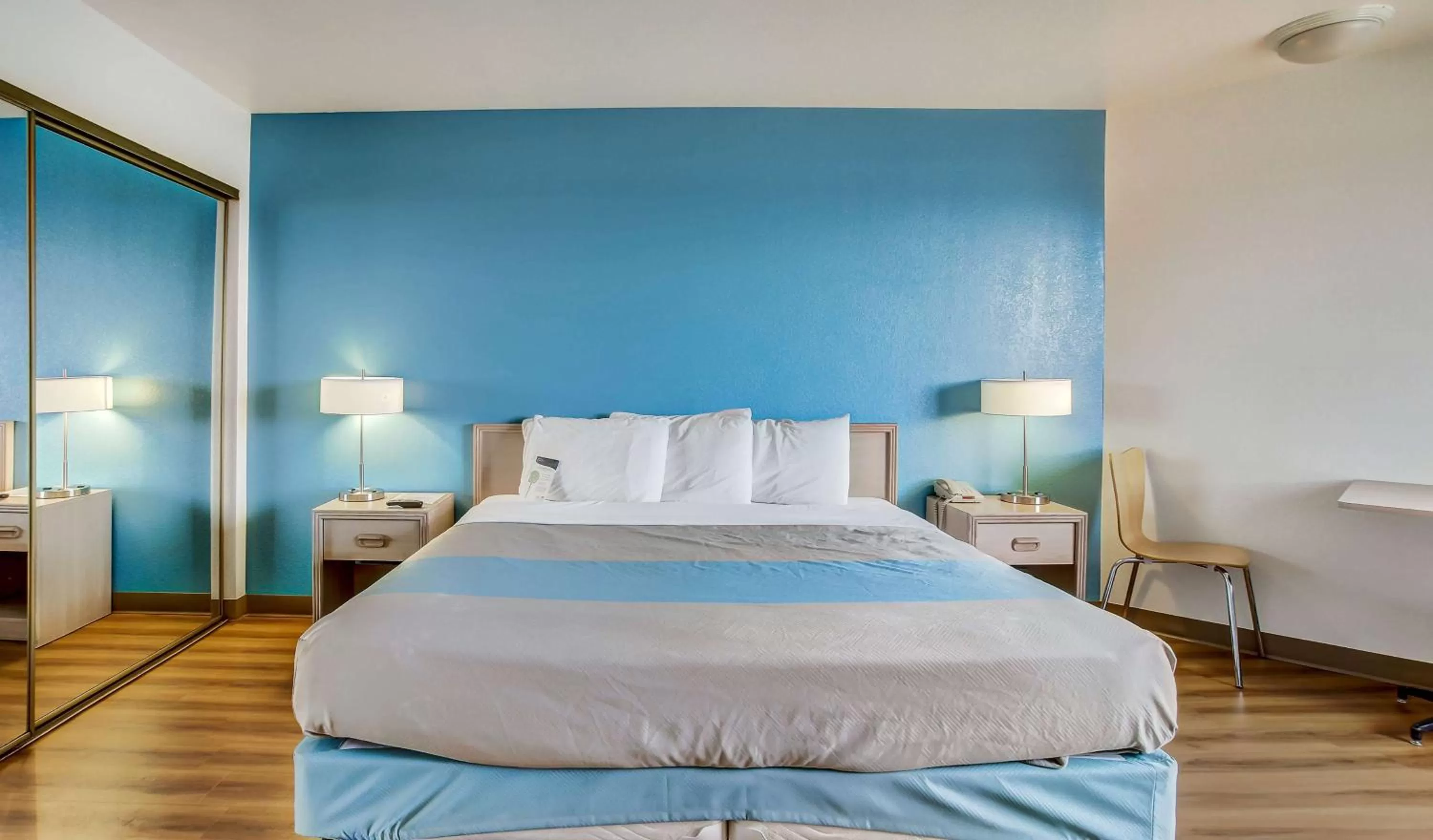 Deluxe King Room in Motel 6-Coos Bay, OR