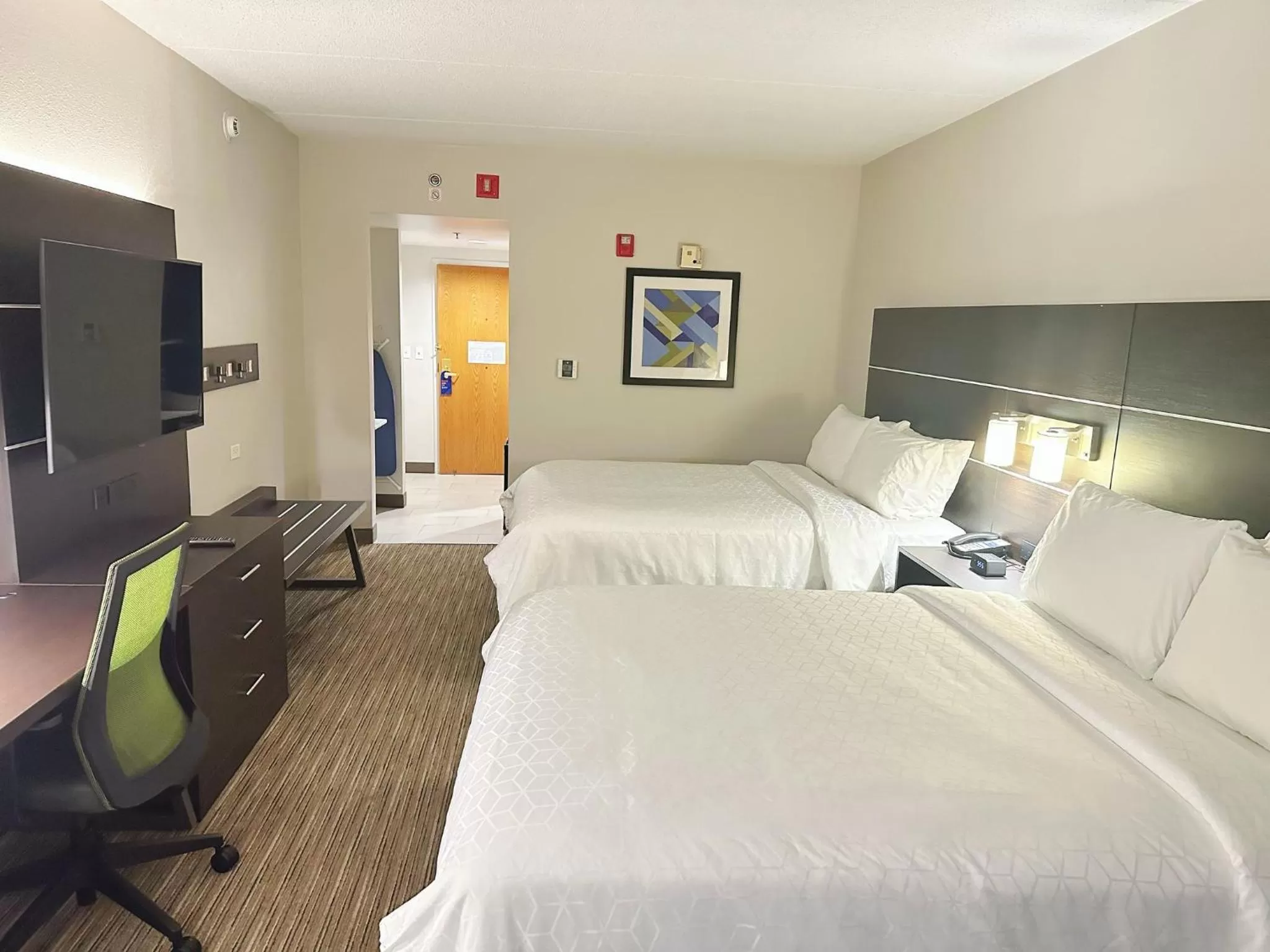 Standard Queen Room with Two Queen Beds and Mobility Accessible Tub in Holiday Inn Express & Suites - Prospect Heights by IHG