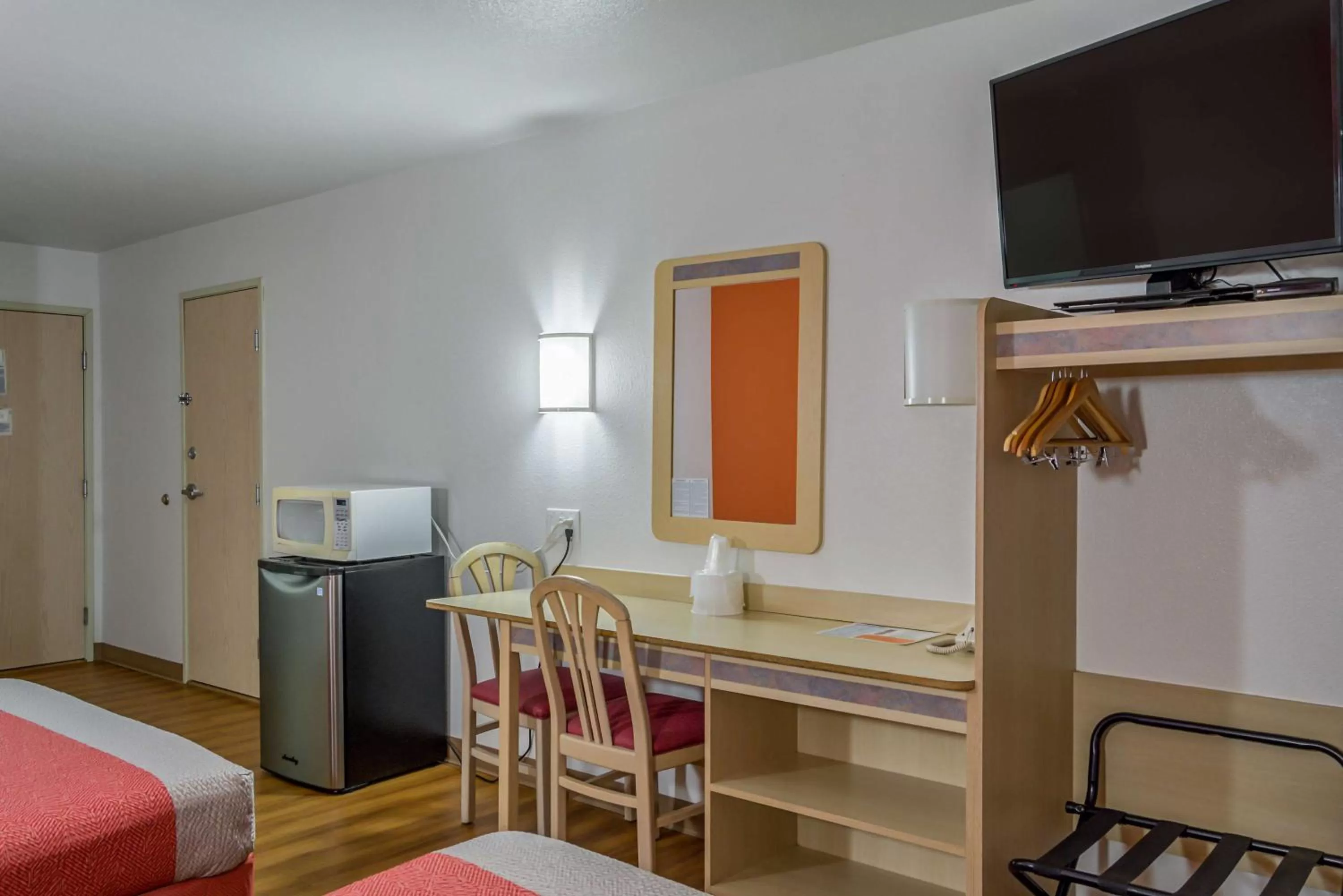 Queen Room with Two Queen Beds - Disability Access - Roll In Shower in Motel 6-Redmond, OR