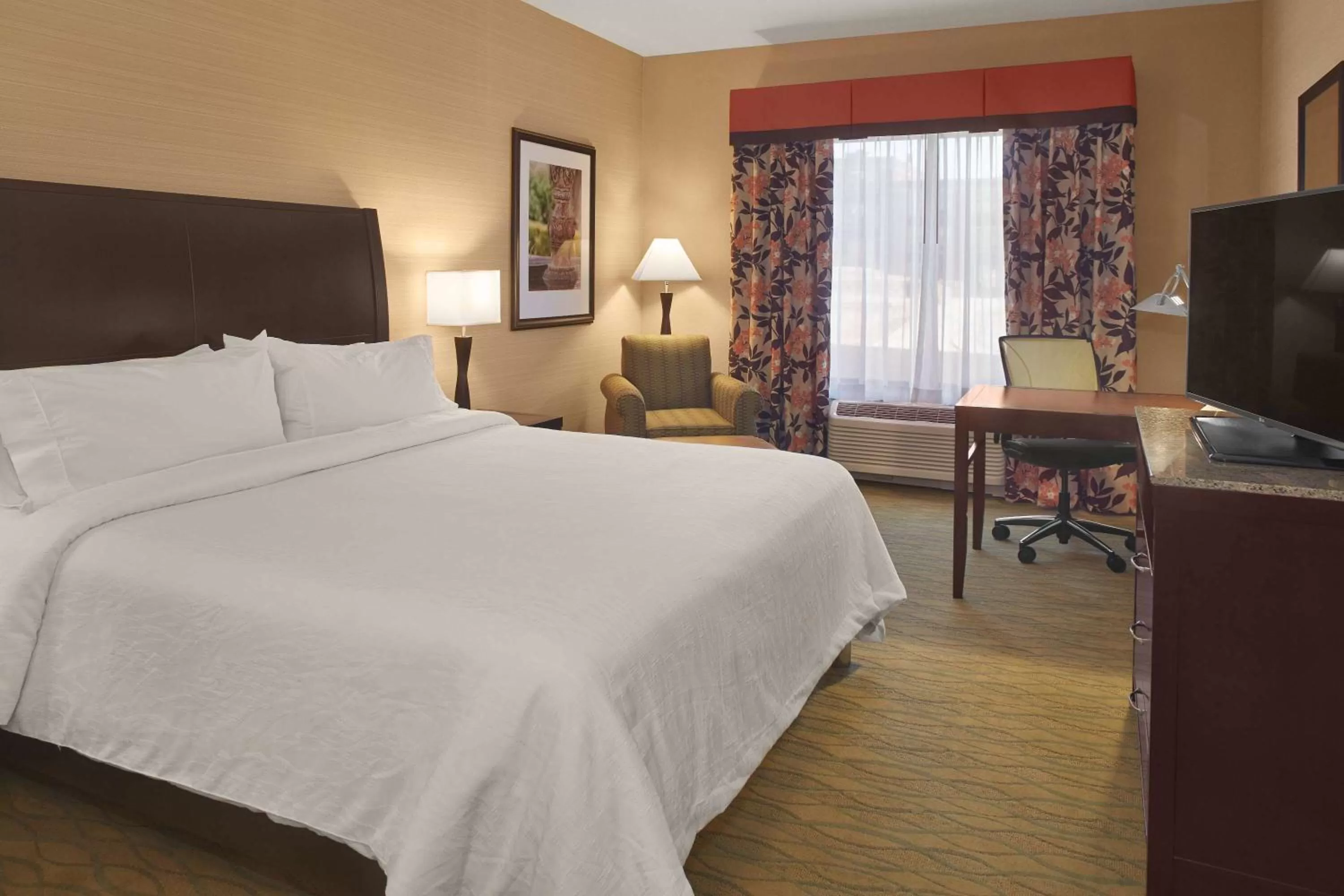 King Room with Walk-In Shower – Hearing Accessible with Microwave & Refrigerator in Hilton Garden Inn Akron