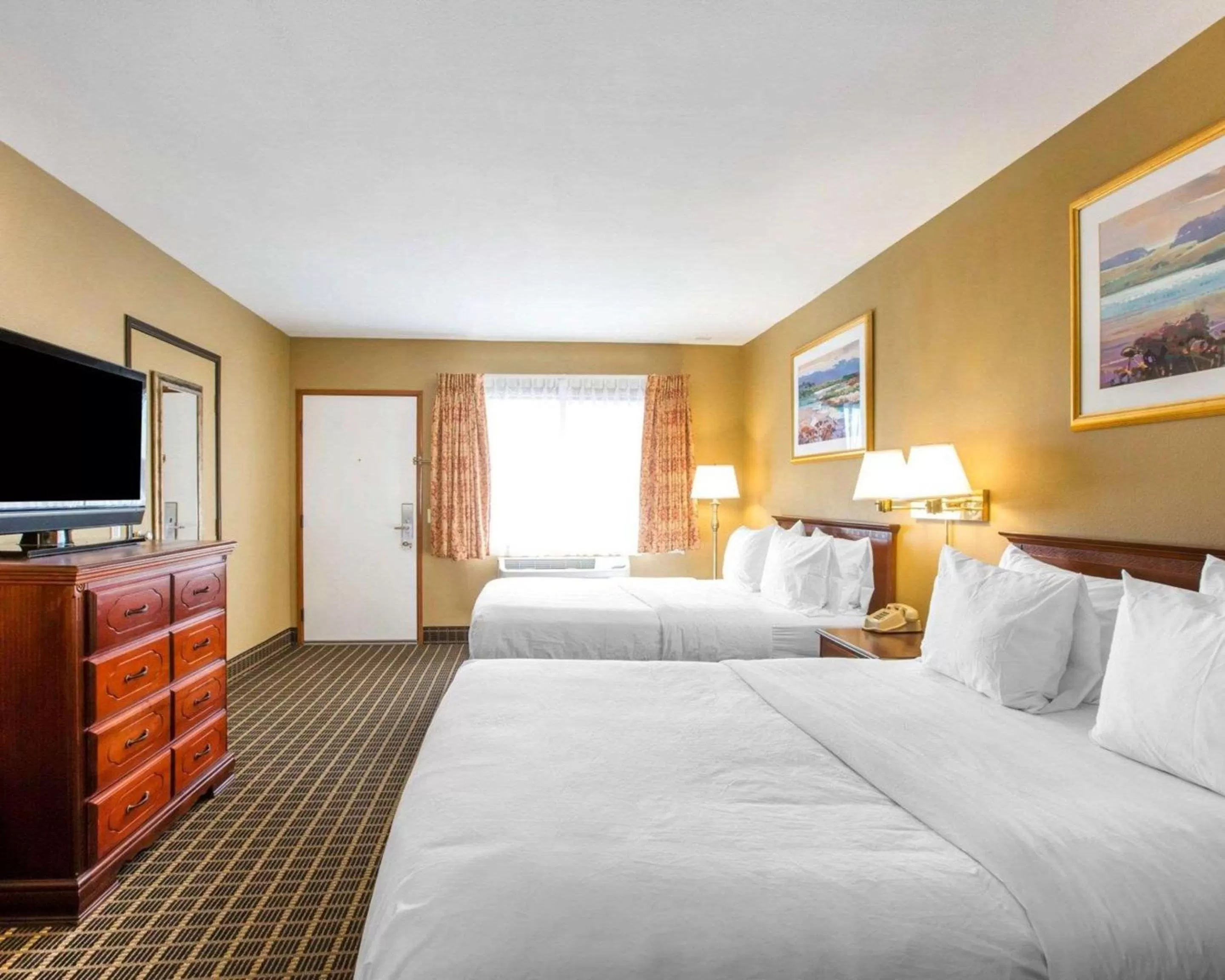 Queen Room with Two Queen Beds - Non-Smoking in Quality Inn & Suites Westminster Seal Beach