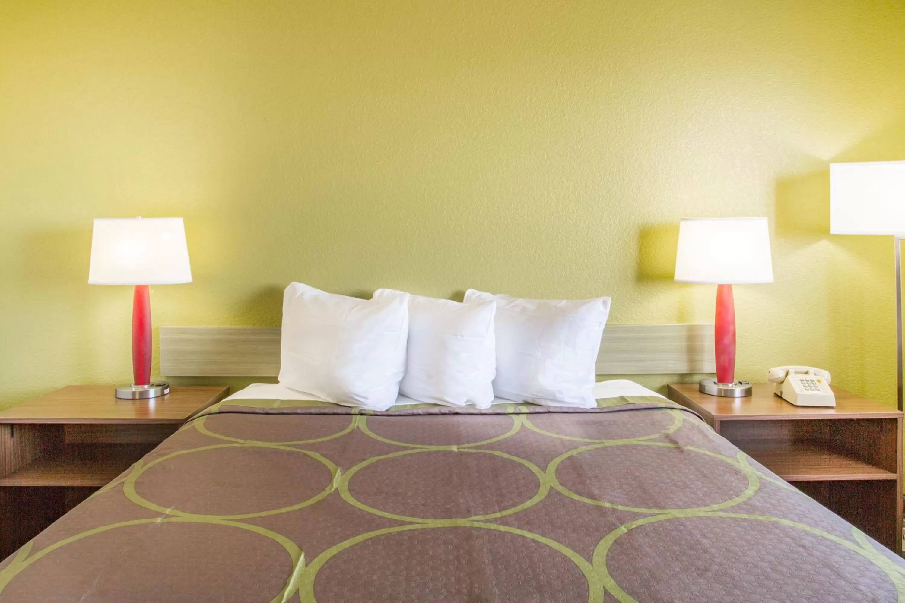 Queen Room - Disability Access/Non-Smoking in Super 8 by Wyndham Kingman