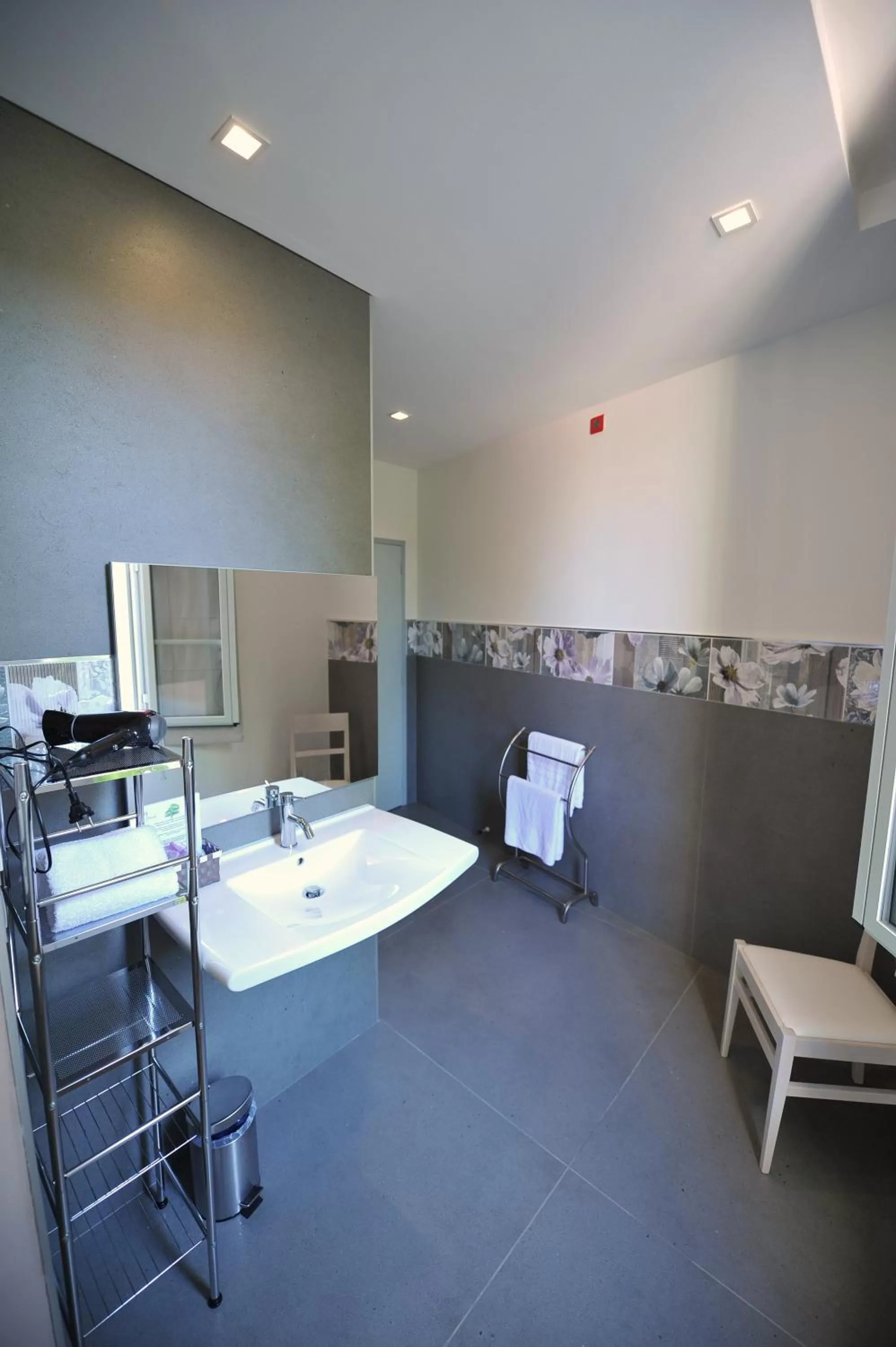 King Room with Roll-In Shower - Disability Access in Logis- Hôtel Spa Restaurant l'Epicurial