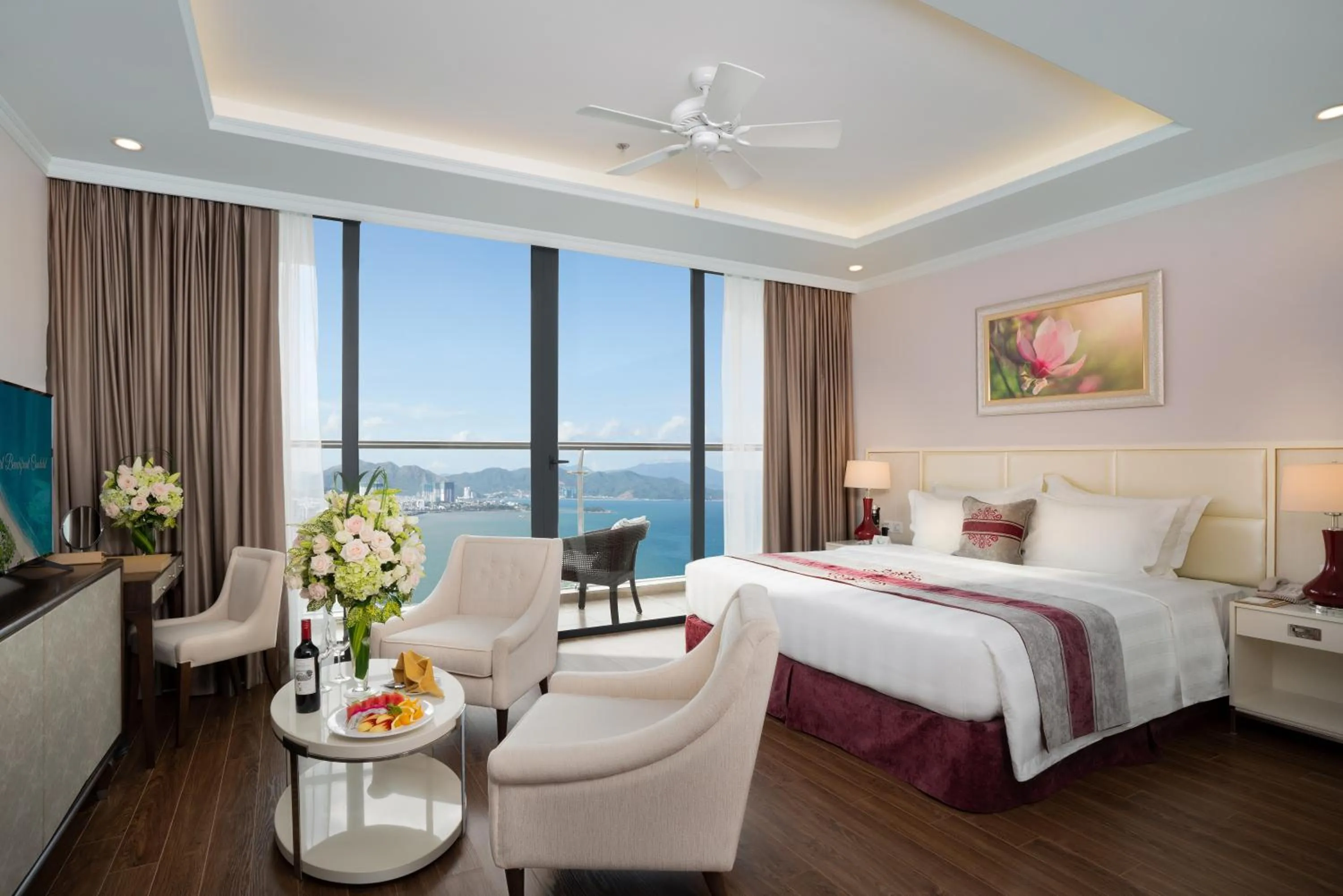 Studio Ocean View King Bed in Vinpearl Beachfront Nha Trang