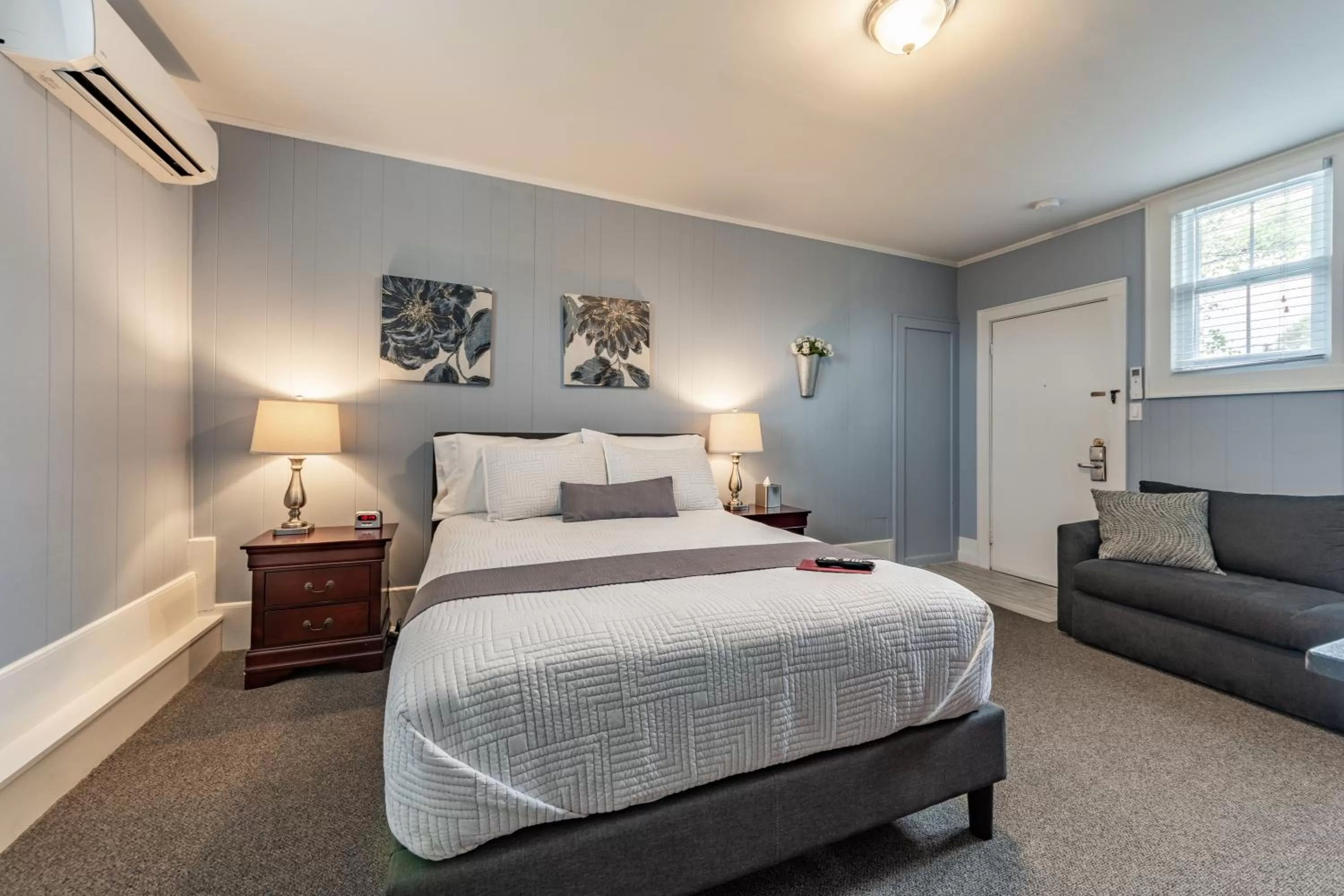 Queen Room in Homestead Inn