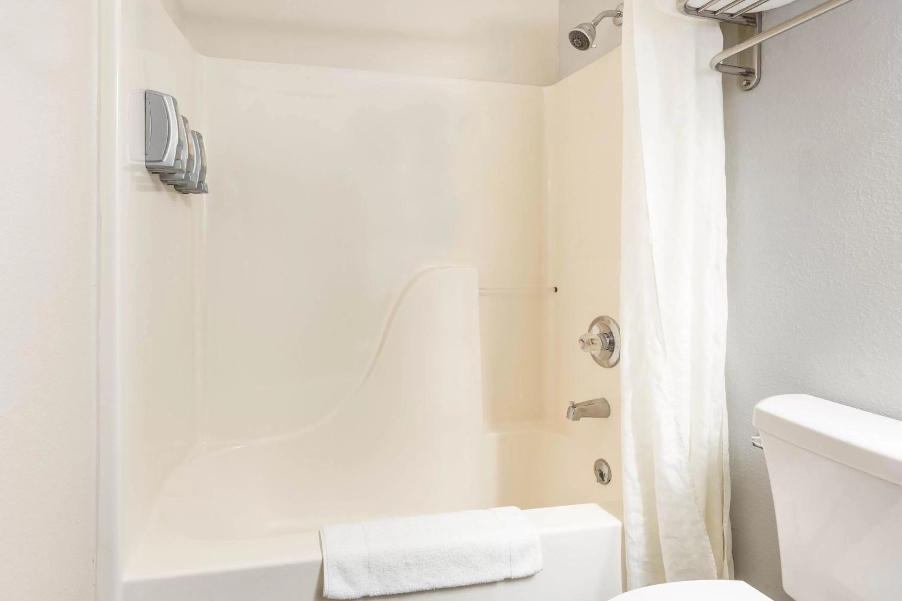 1 Queen Bed, Mobility Accessible Room, Non-Smoking  in Super 8 by Wyndham Gardiner/Yellowstone Park Area