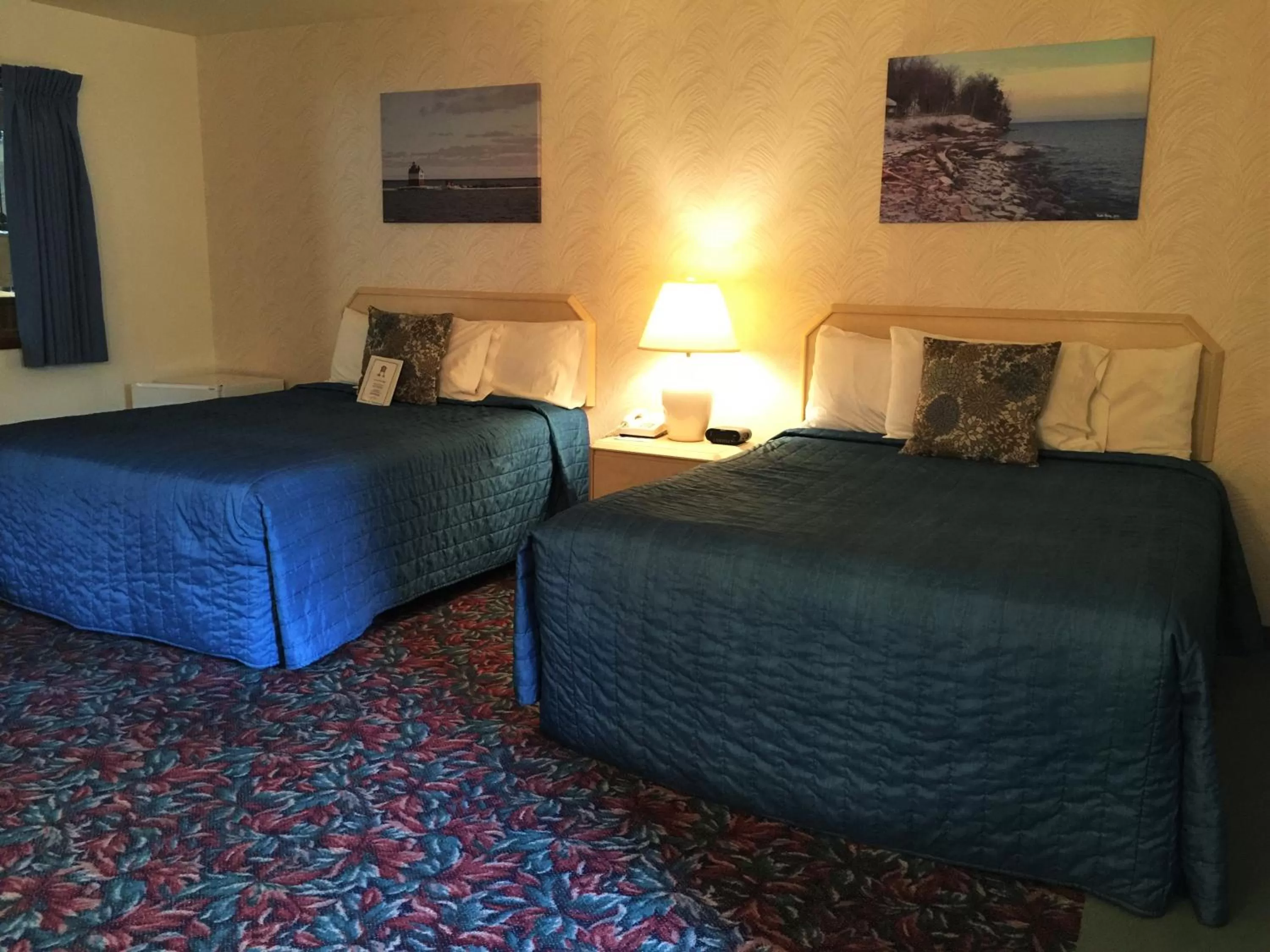 Queen Room in Cedar Motor Inn