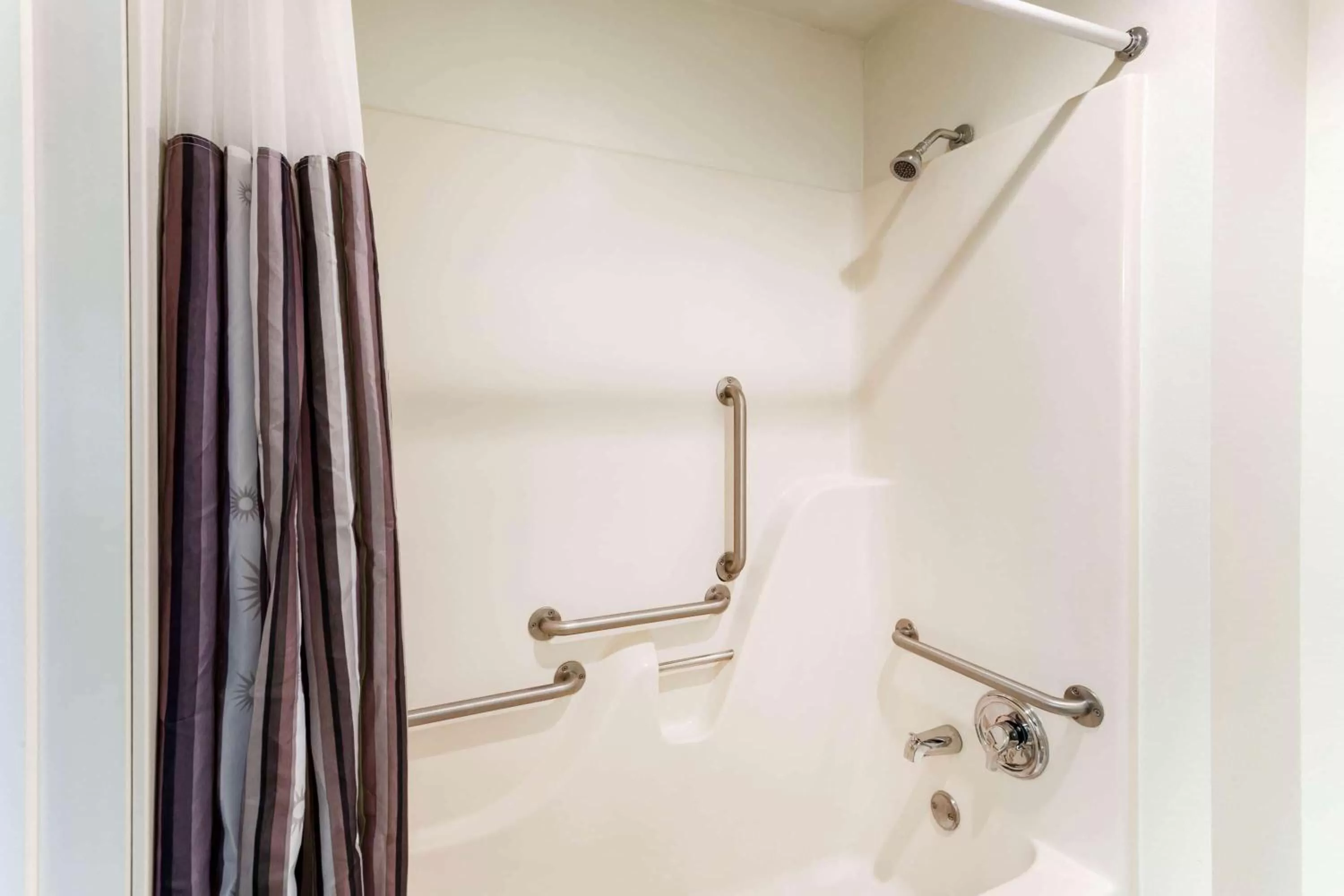 King Room with Sofa Bed in La Quinta Inn by Wyndham Chicago Willowbrook