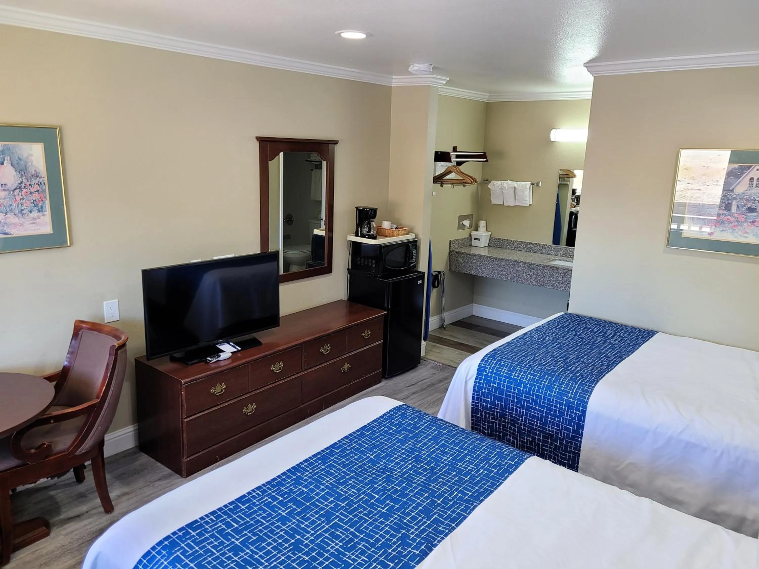 Queen Room with Two Queen Beds - Non-Smoking in Travelodge by Wyndham Clearlake
