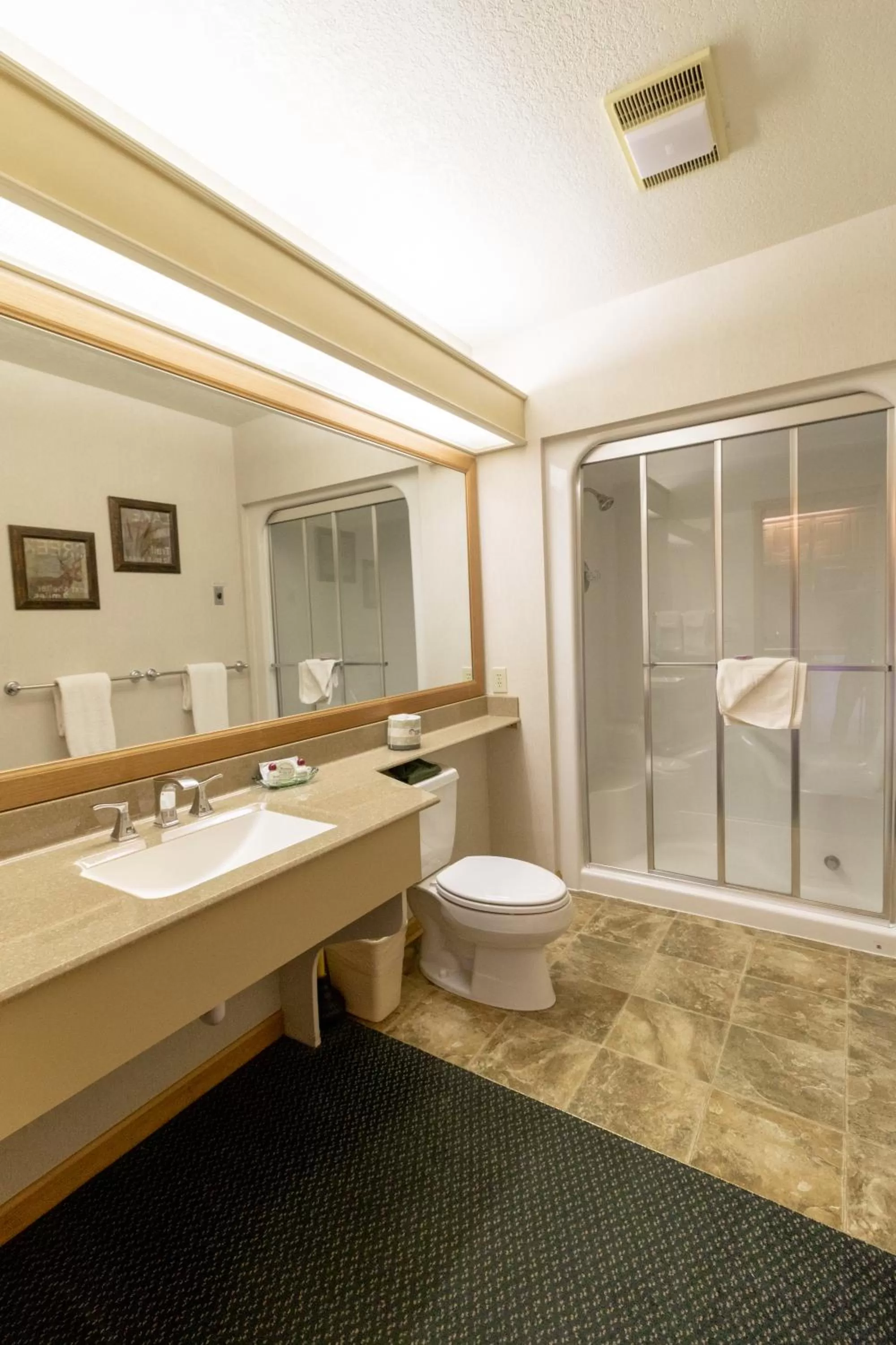 Deluxe Queen Room with Two Queen Beds in Wildwood Inn