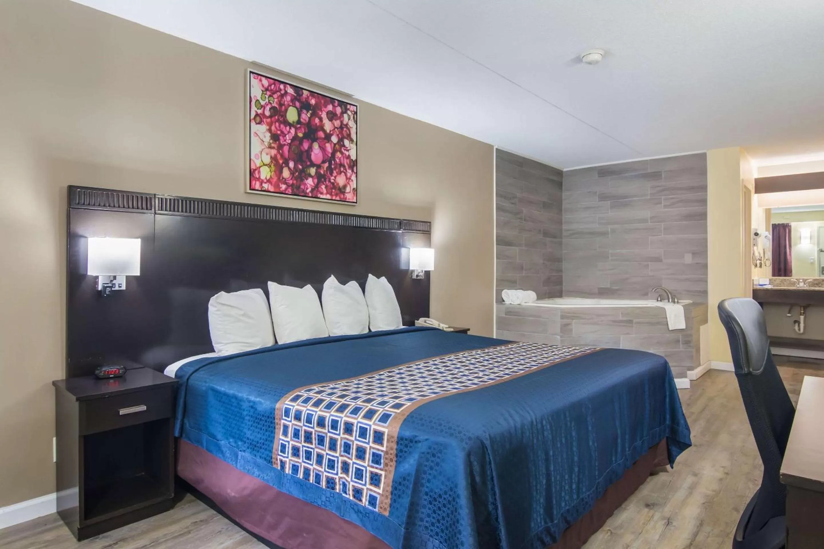 King Suite with Spa Bath in Rodeway Inn & Suites Monroeville-Pittsburgh