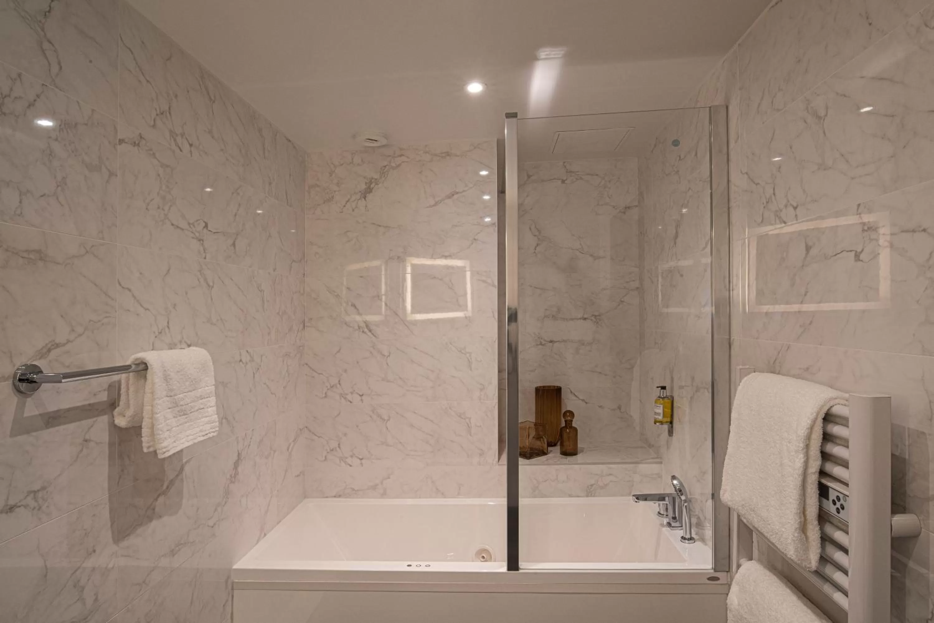 Bath in Hôtel Quorum
