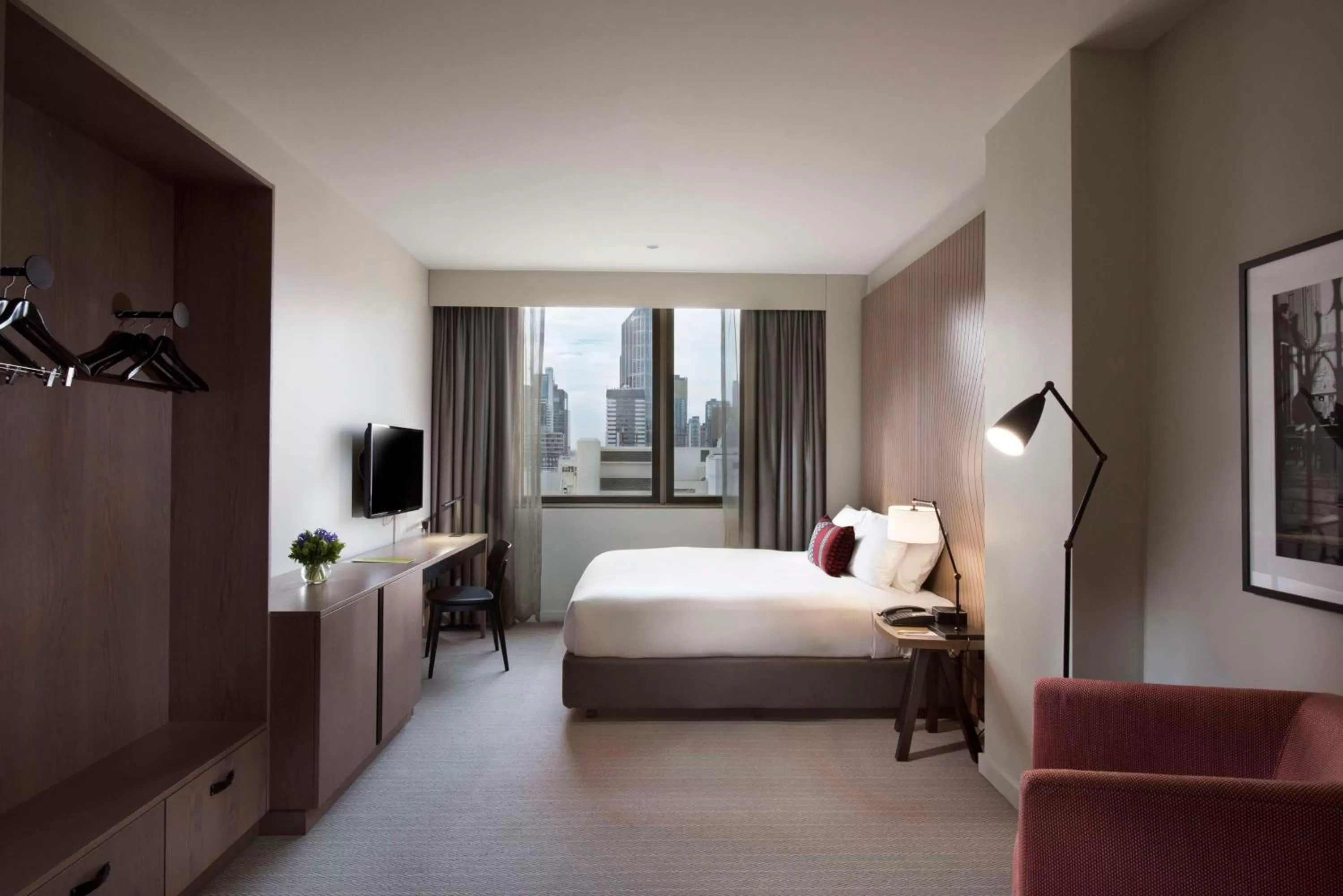 King Guest Room with City View in DoubleTree by Hilton Melbourne