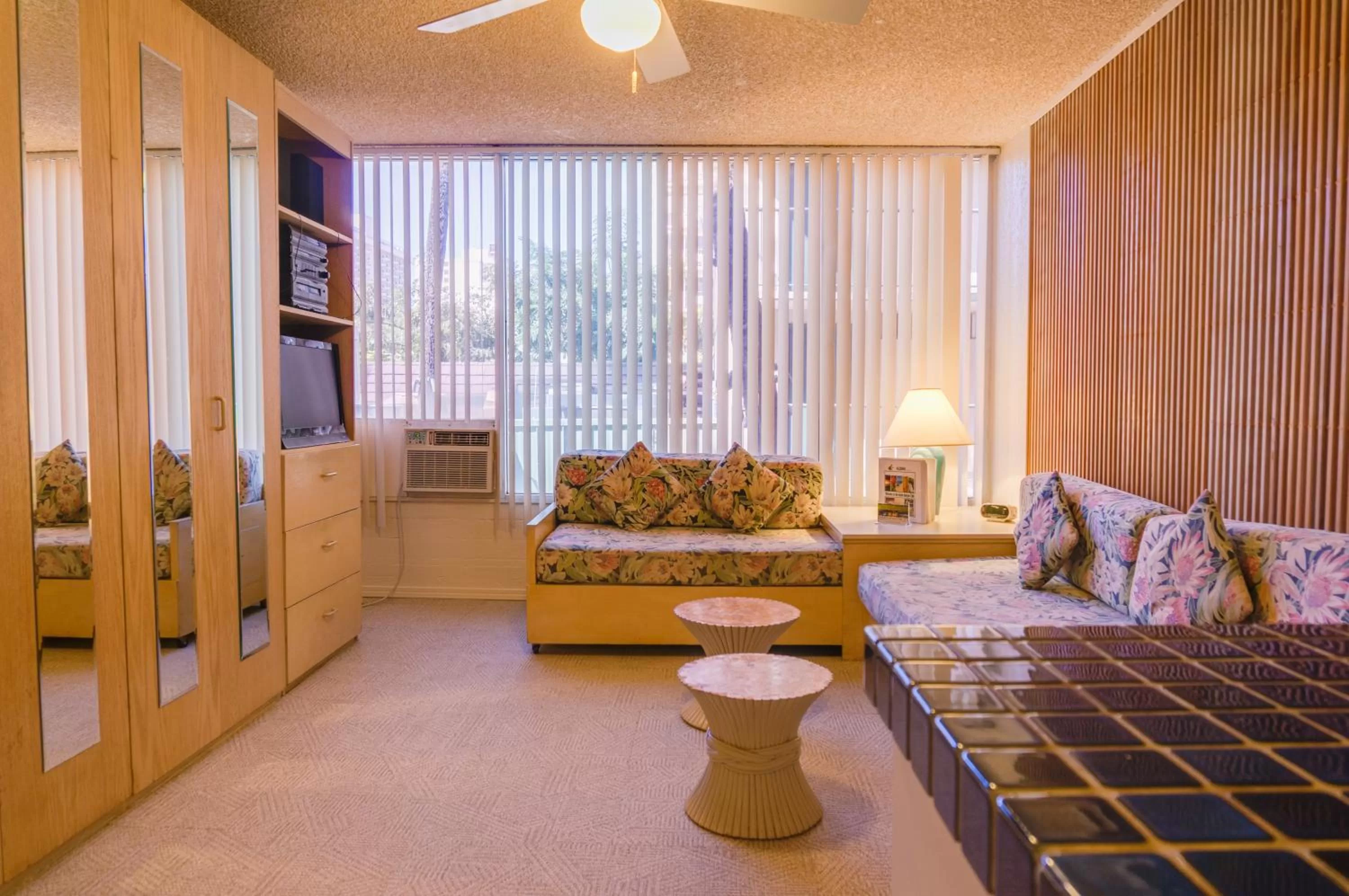  Queen Kitchenette – Non-Smoking/Full Payment/Non-Refundable in Kuhio Banyan Hotel (with Kitchenettes)