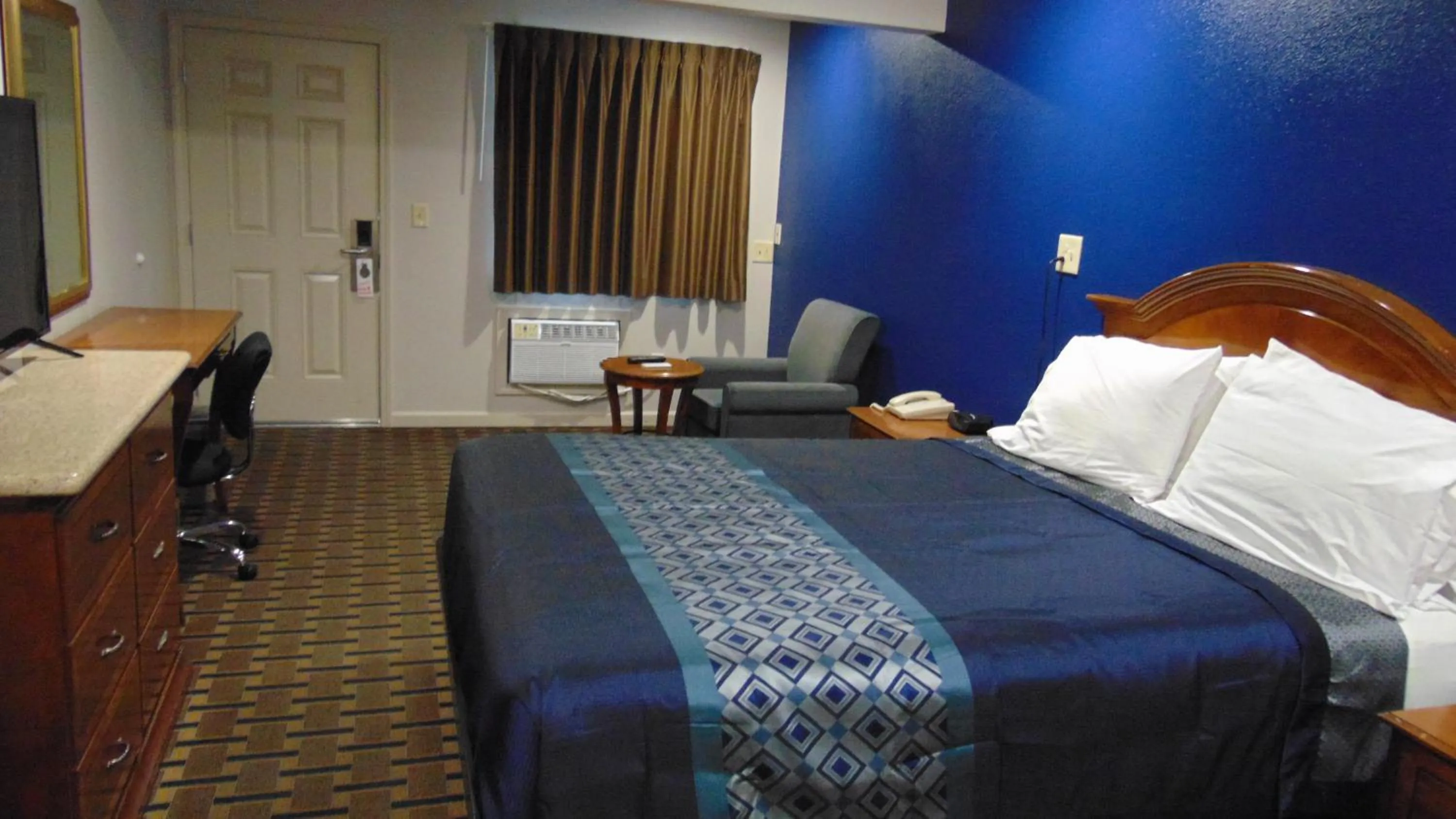 Queen Room - Non-Smoking in Corcoran Country Inn