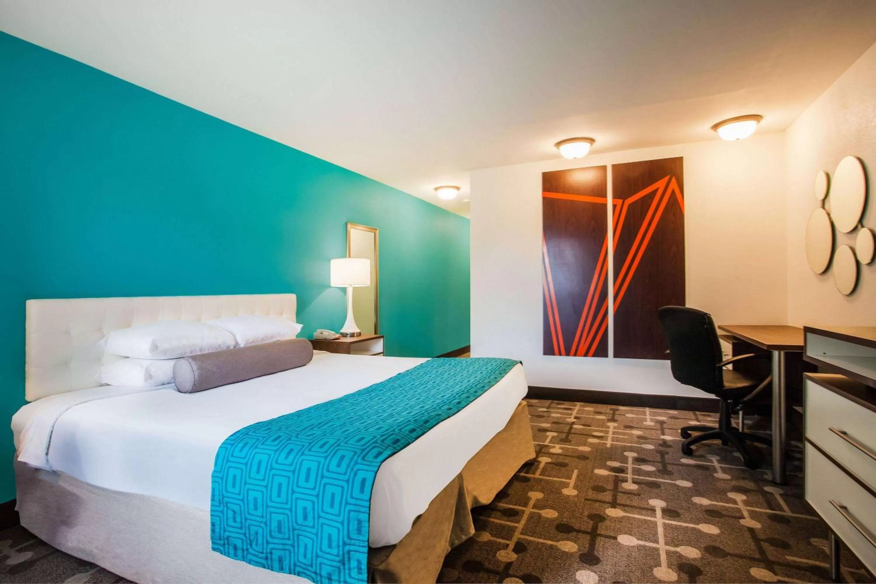 King Room with Balcony/3rd Floor, Non-Smoking in Howard Johnson by Wyndham Blackwood Near Philadelphia