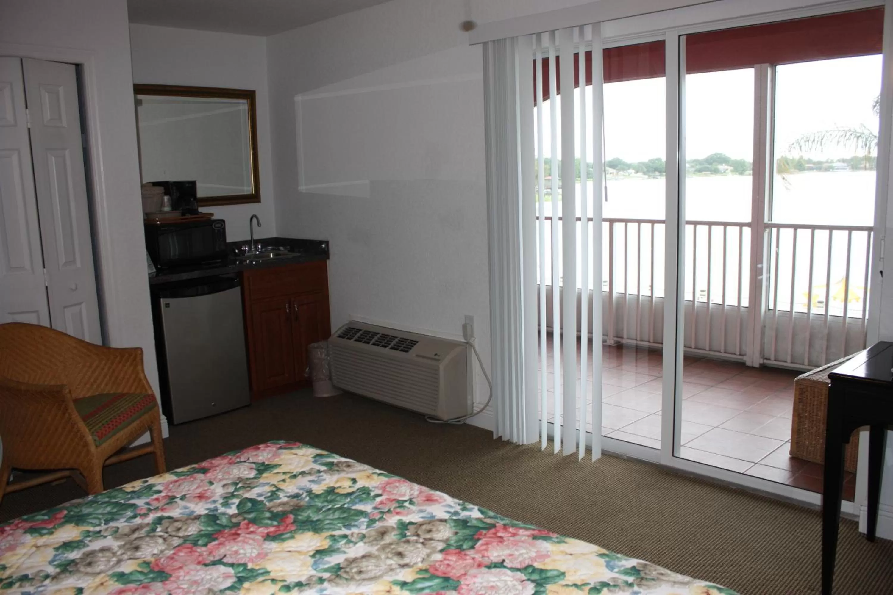 King Suite with Lake View in Lake Roy Beach Inn - Winter Haven
