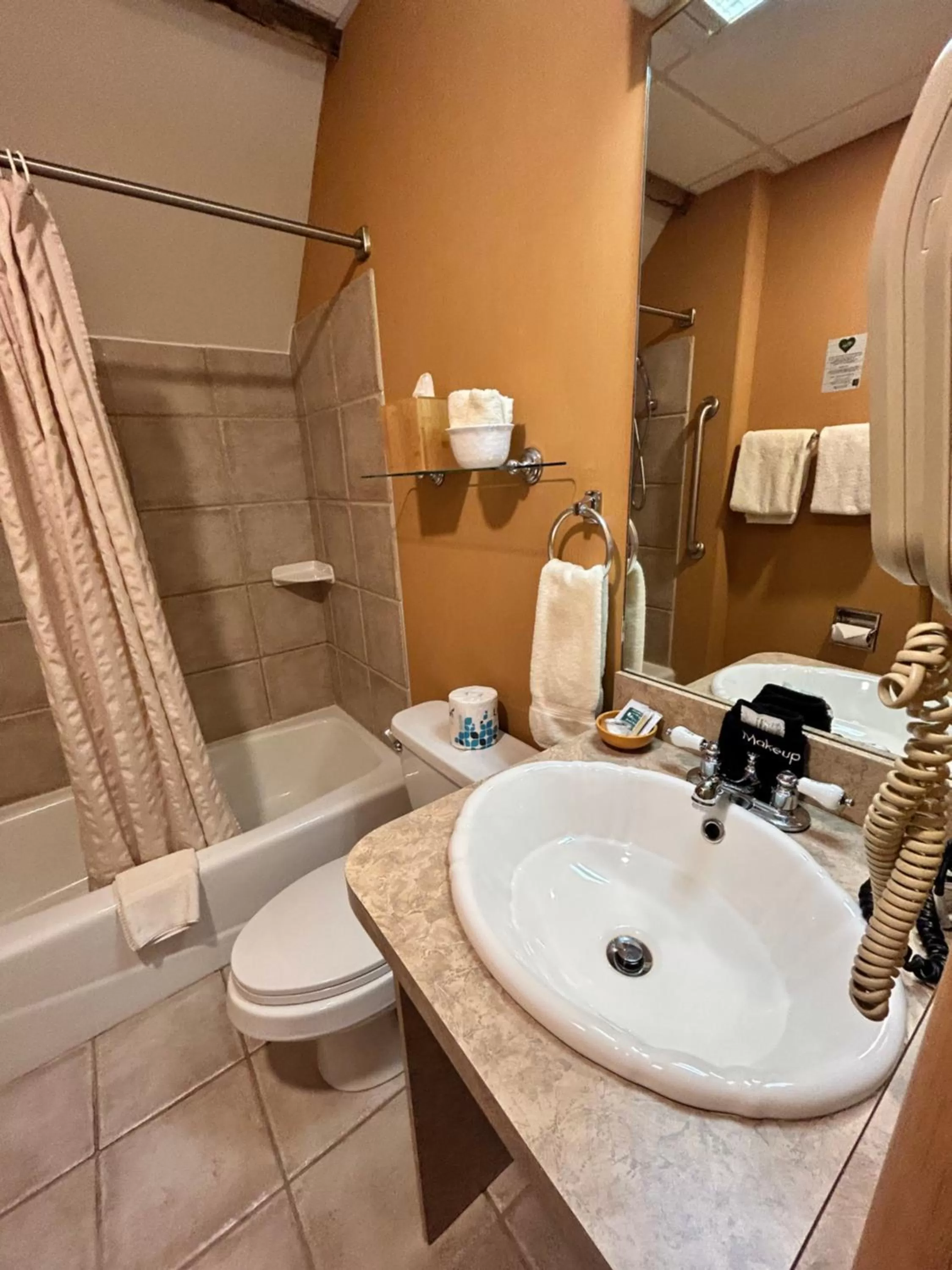 Queen Room in The Common Man Inn & Lodge, Plymouth