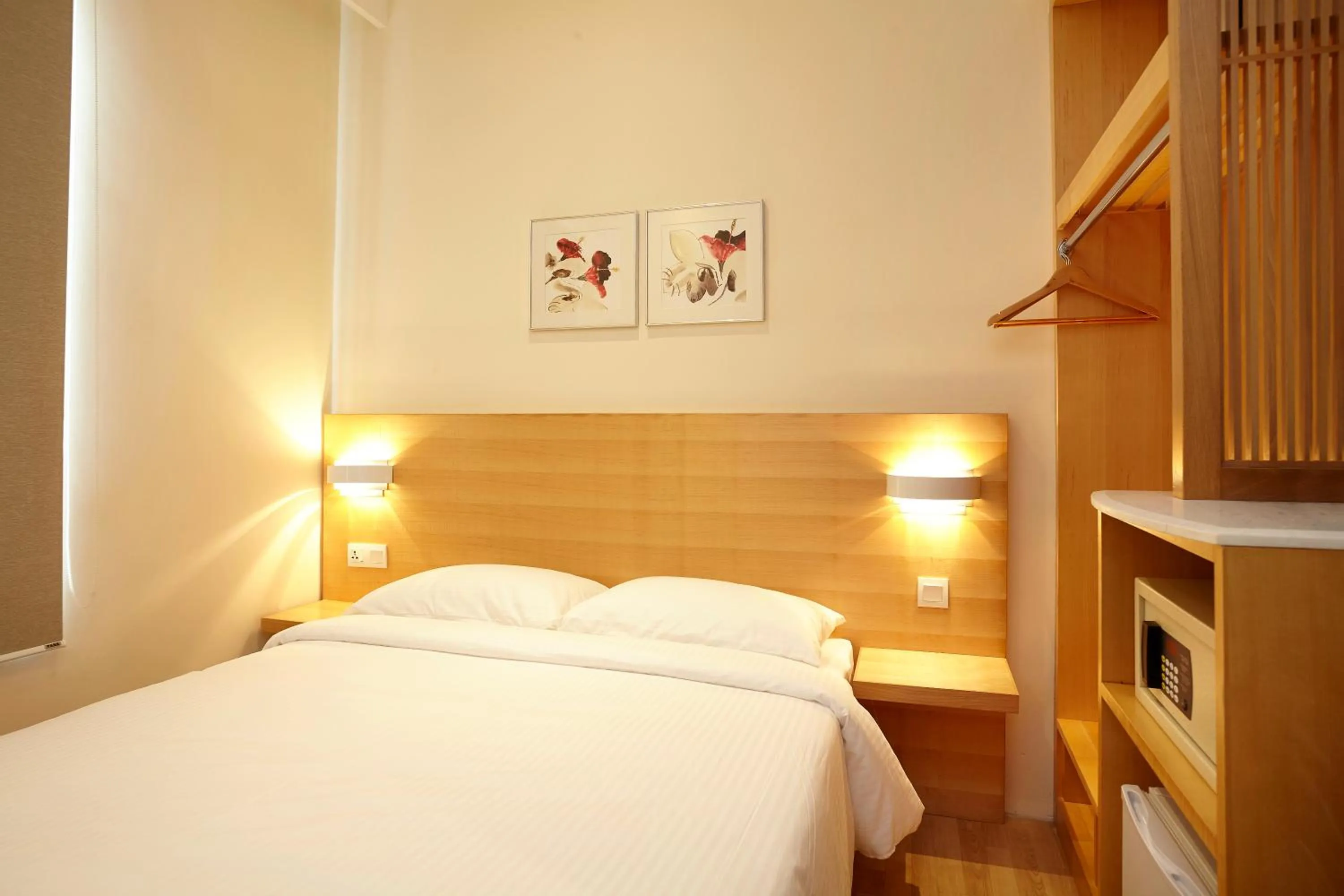 Superior Queen Room in Hotel Six Seasons @ Mid Valley