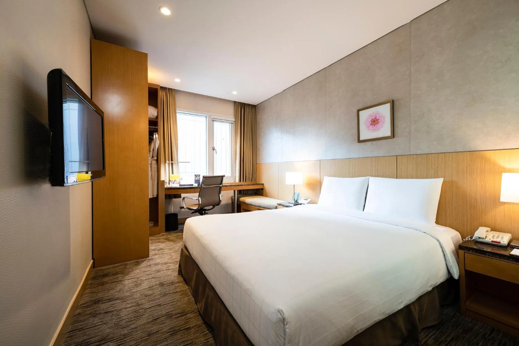 Standard Double Room in Stanford Hotel Seoul