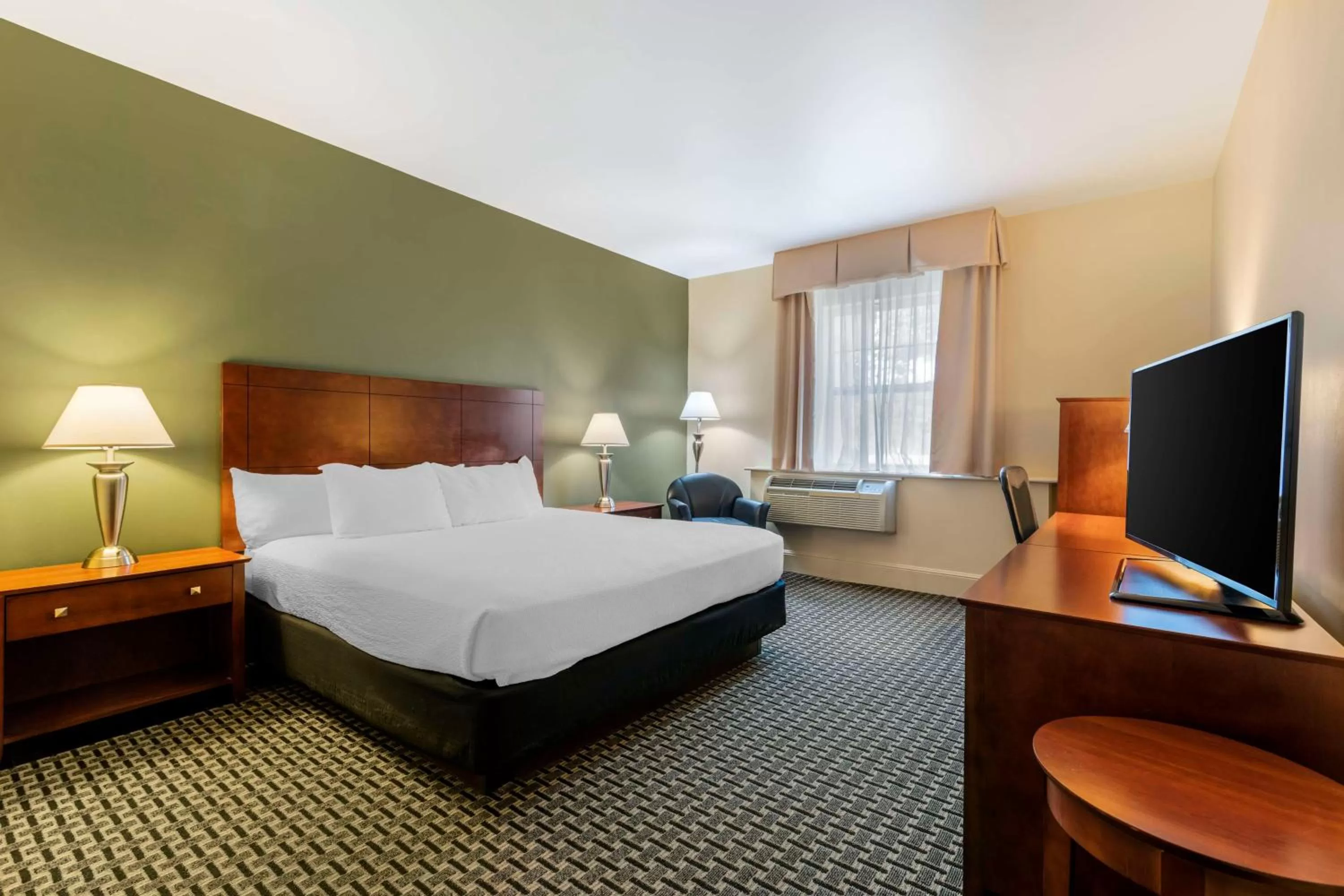 King Room - - Disability Access/Non-Smoking  Roll in Shower in Best Western Plus Brunswick Bath