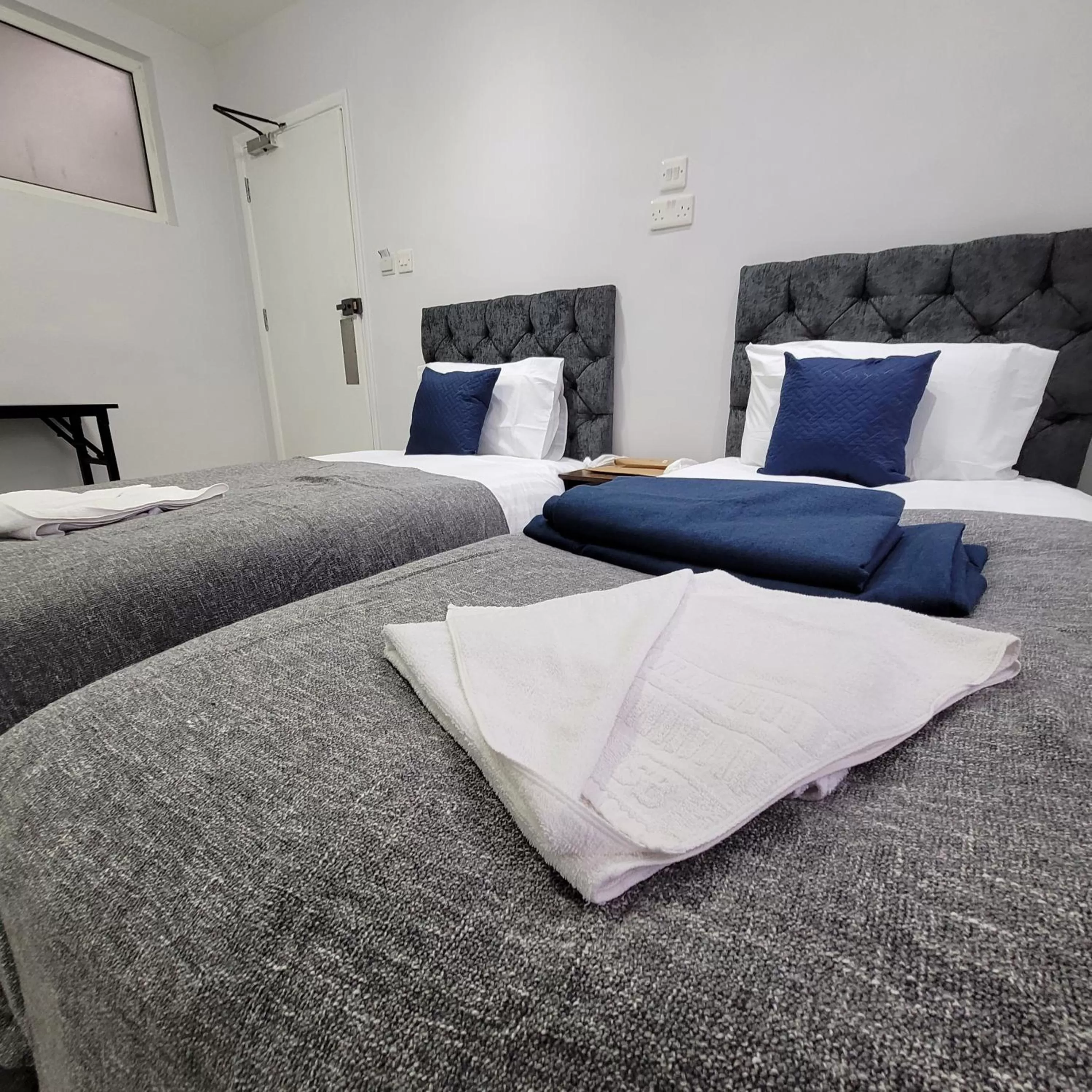 Standard Twin Room with Shared Bathroom in Argyle Square Hotel