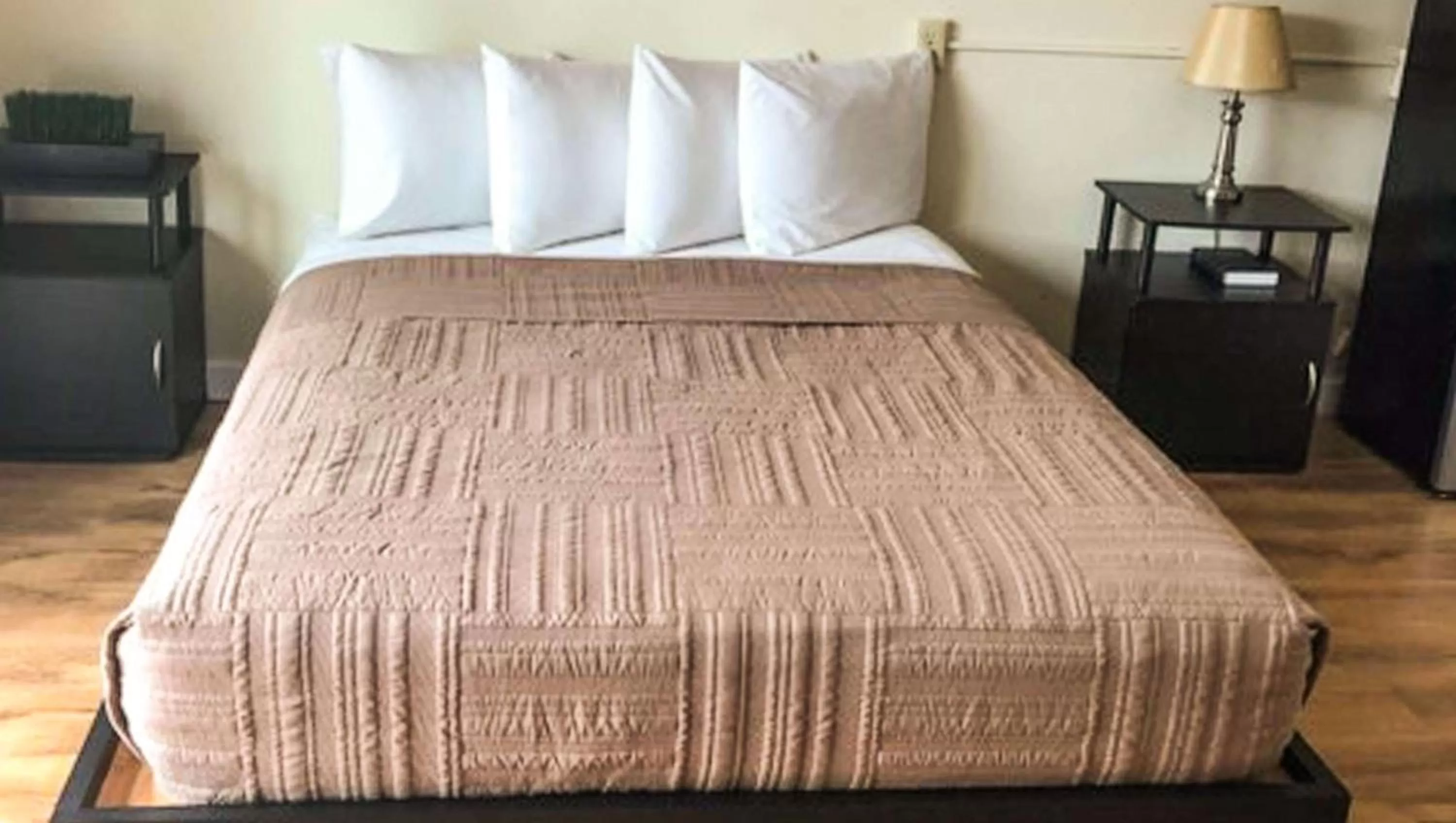 Standard Queen Room in Colonial Inn Ellsworth