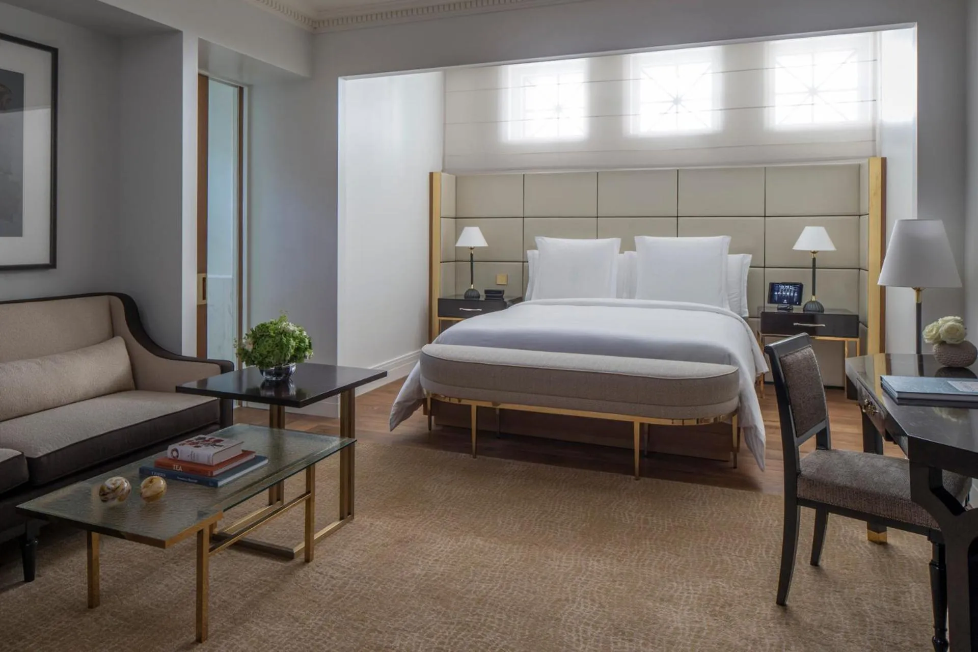 Deluxe One-Bedroom King Suite in Four Seasons Hotel London at Ten Trinity Square