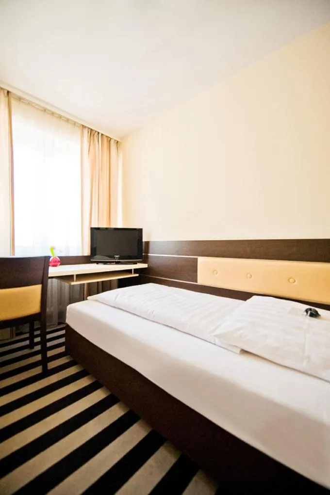 Small Single Room in Bristol Hotel - Frankfurt City Centre - Central