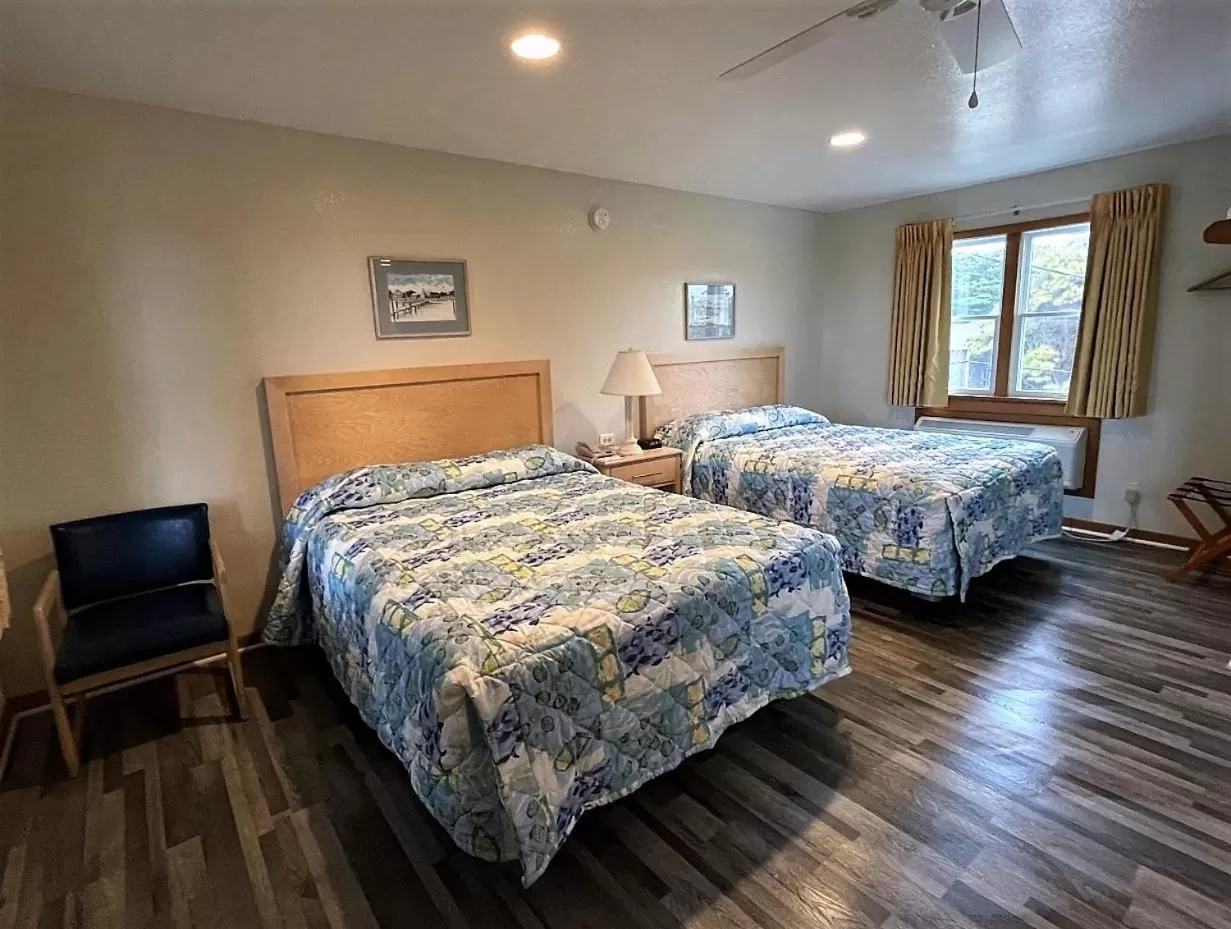 Queen Room with Pool View in Pony Island Inn