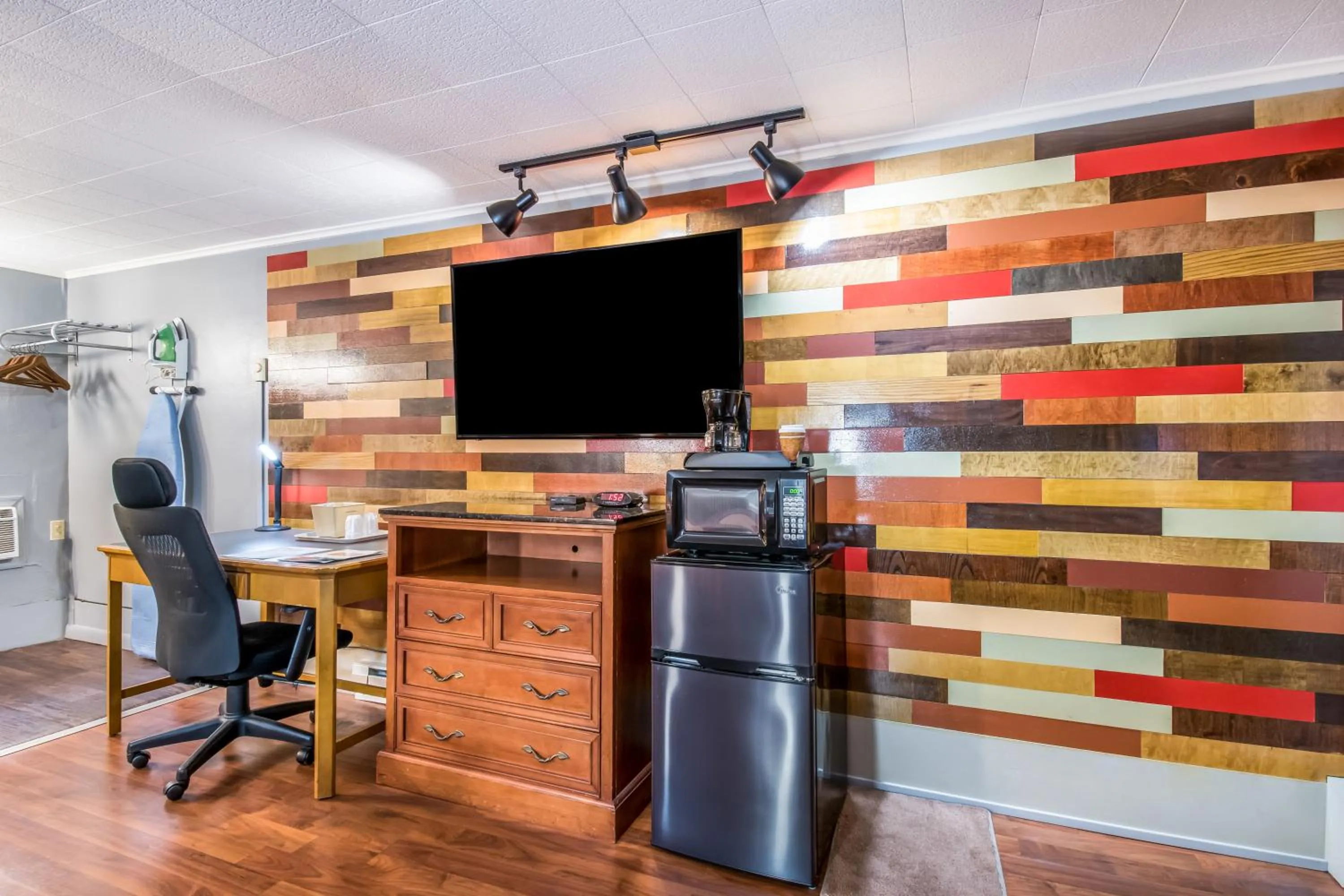 Deluxe Queen Room in Highland Inn New Cumberland