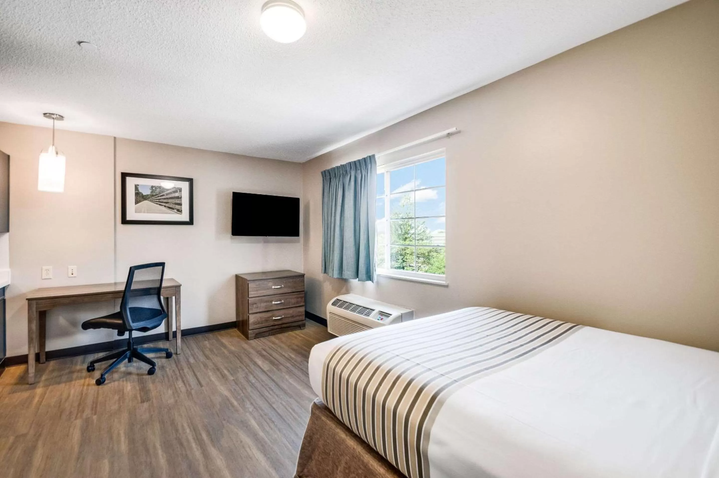 Deluxe Queen Room - Non Smoking  in Suburban Studios Sterling - Washington Dulles