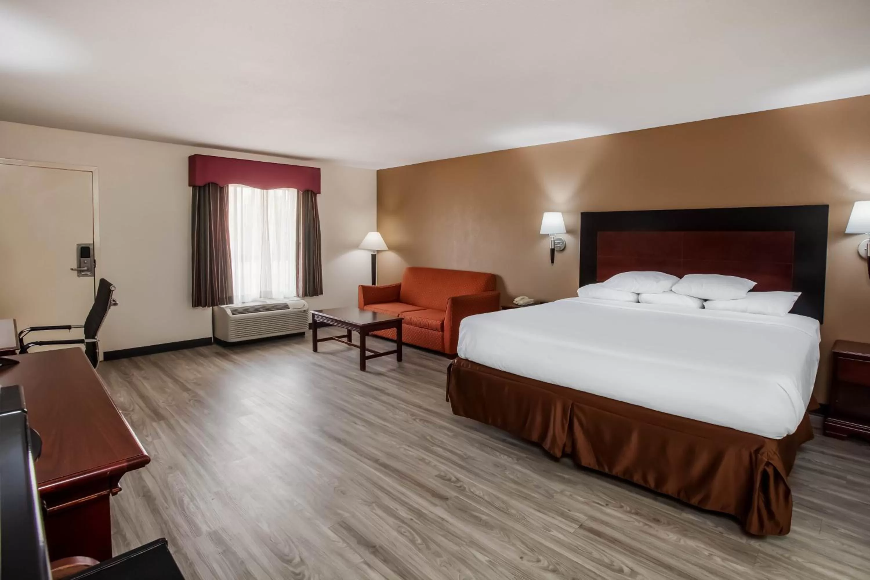 Deluxe King Room - Non-Smoking in Days Inn & Suites by Wyndham Tyler